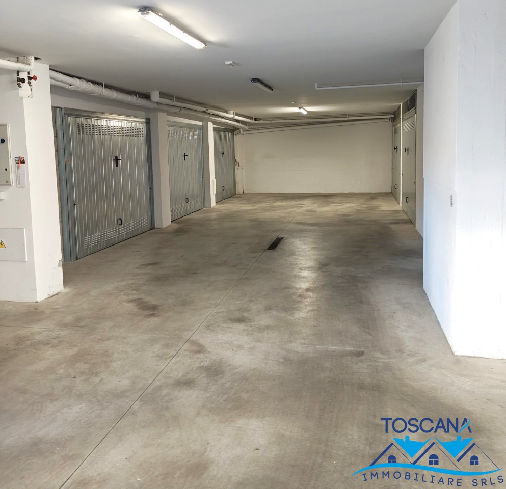 Posto auto coperto con box doppio a Campi Bisenzio