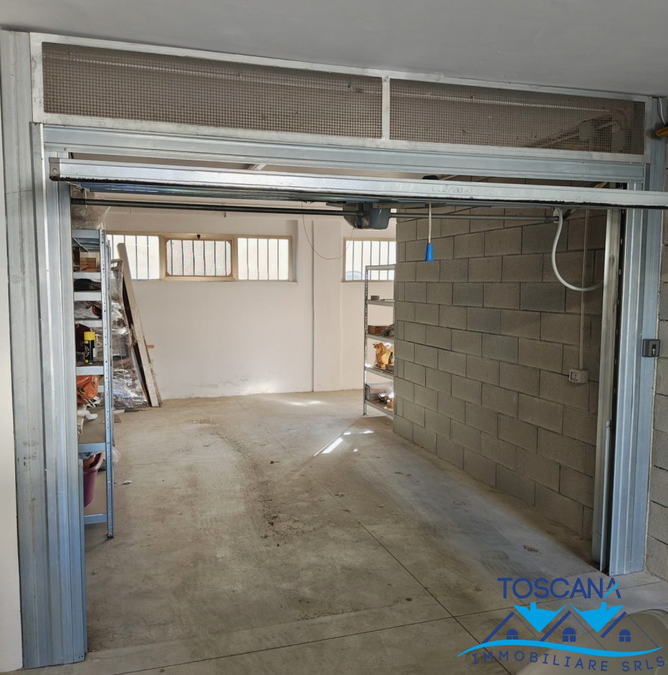 Posto auto coperto con box doppio a Campi Bisenzio