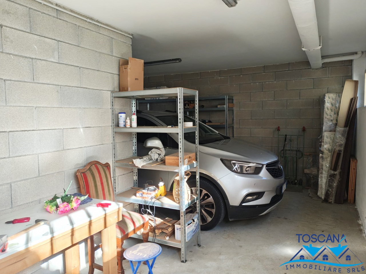 Posto auto coperto con box doppio a Campi Bisenzio