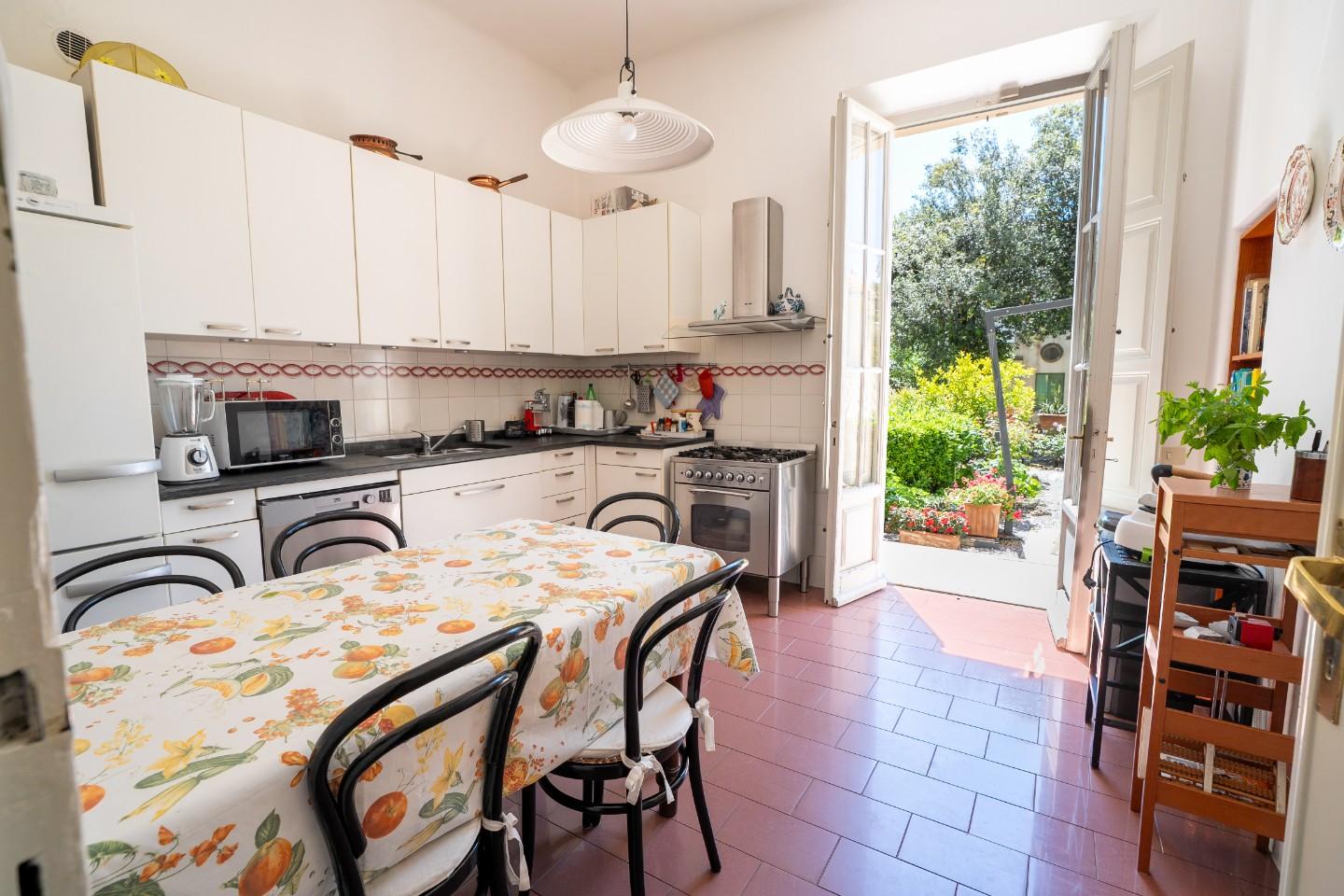 Villa con giardino, Pisa porta a lucca