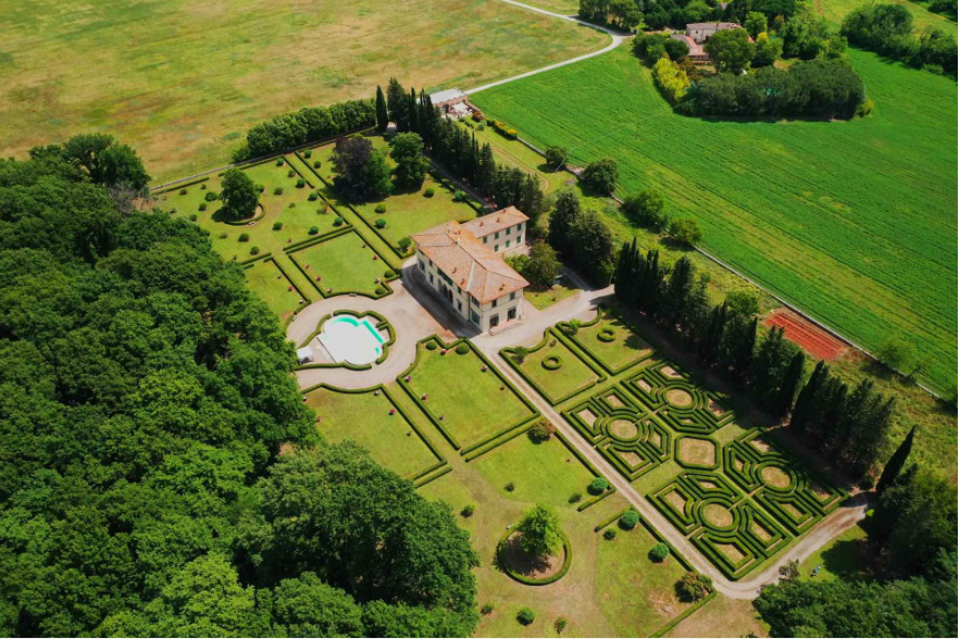 Villa con giardino, Monteriggioni abbadia a isola