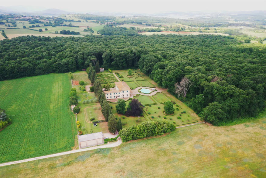 Villa con giardino, Monteriggioni abbadia a isola