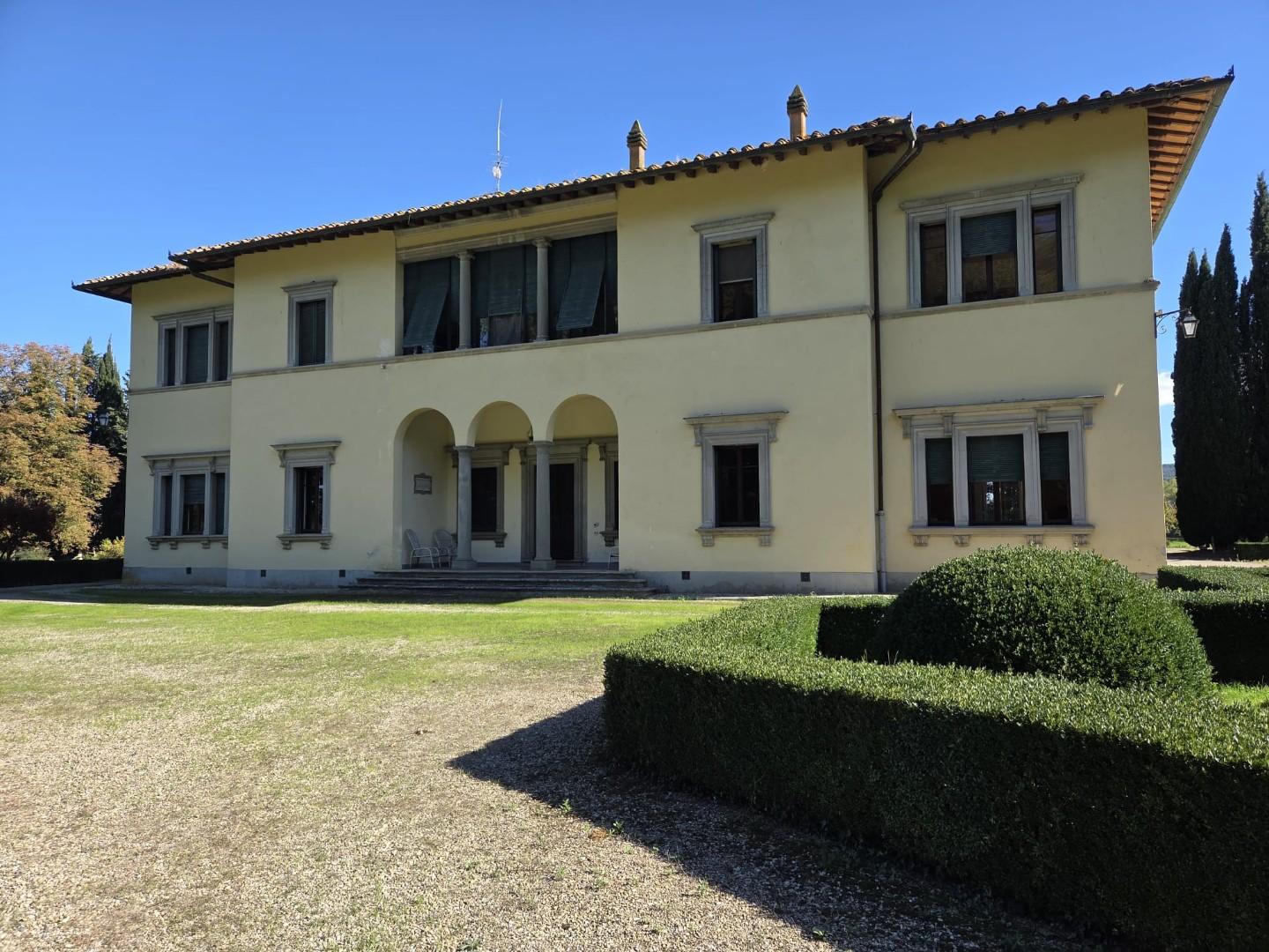 Villa con giardino, Monteriggioni abbadia a isola