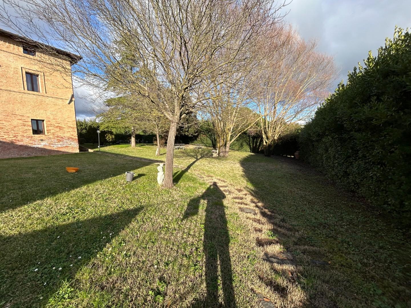 Villa con giardino, Siena porta tufi