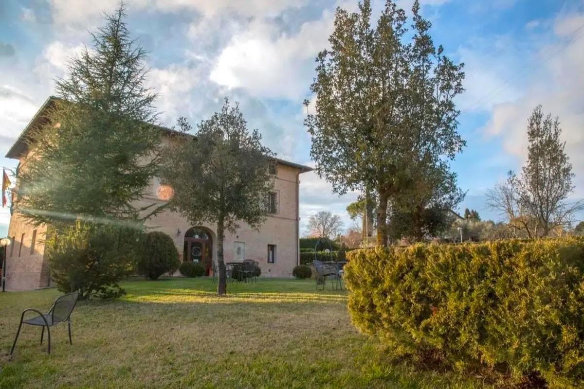 Rustico con giardino, Siena porta tufi