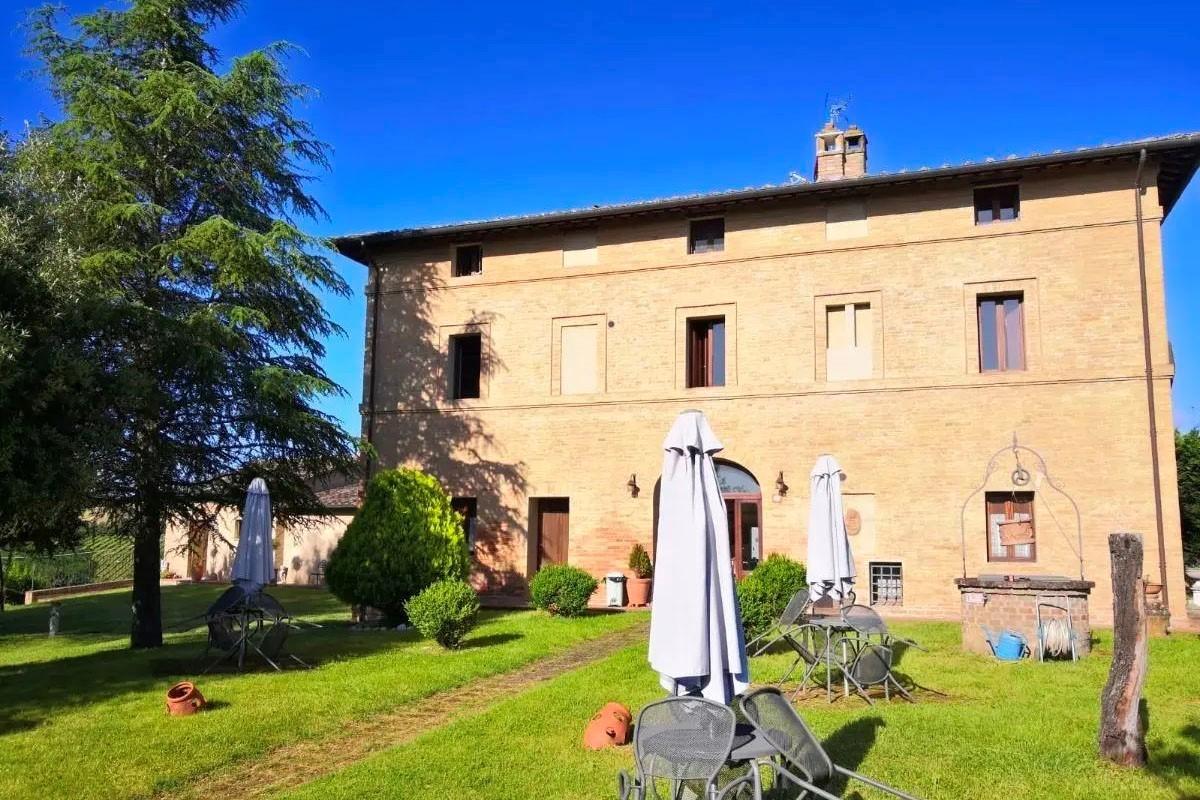 Rustico con giardino, Siena porta tufi