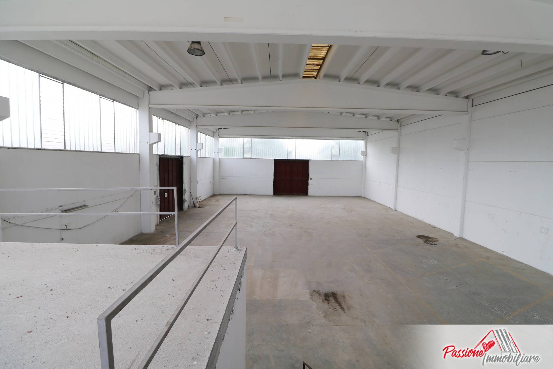 Locale commerciale in vendita a Villafranca di Verona, Dossobuono