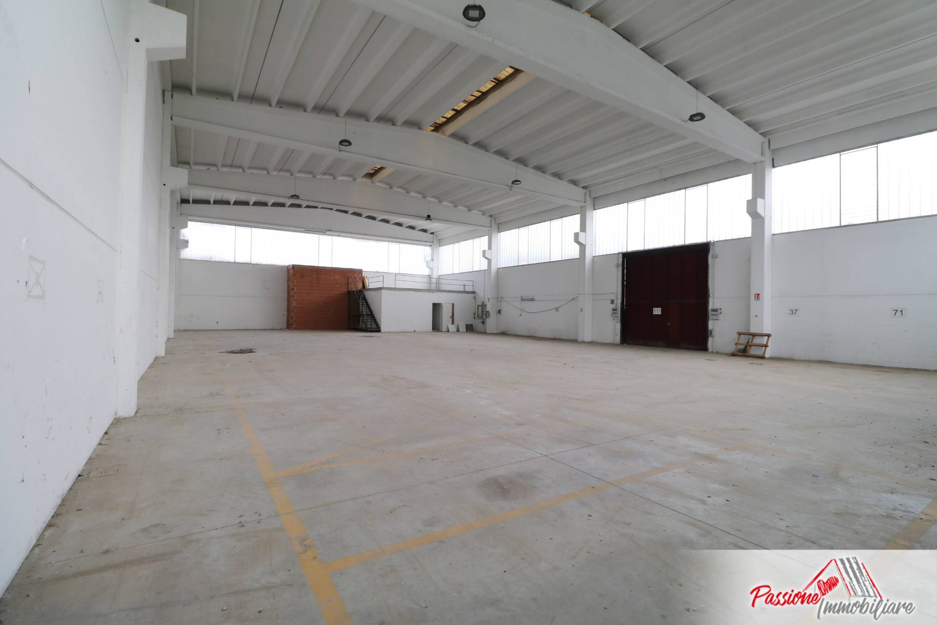 Locale commerciale in vendita a Villafranca di Verona, Dossobuono