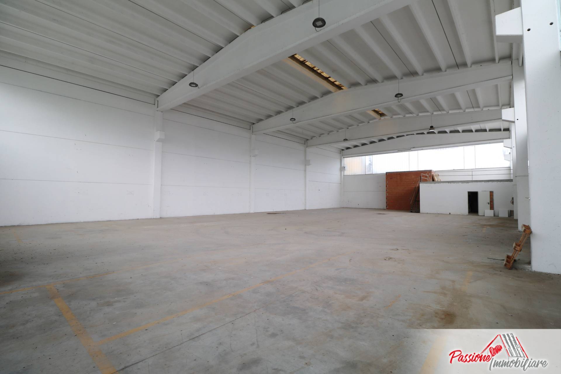 Locale commerciale in vendita a Villafranca di Verona, Dossobuono