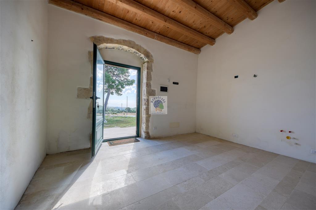 Villa con giardino in contrada oliva, Noto
