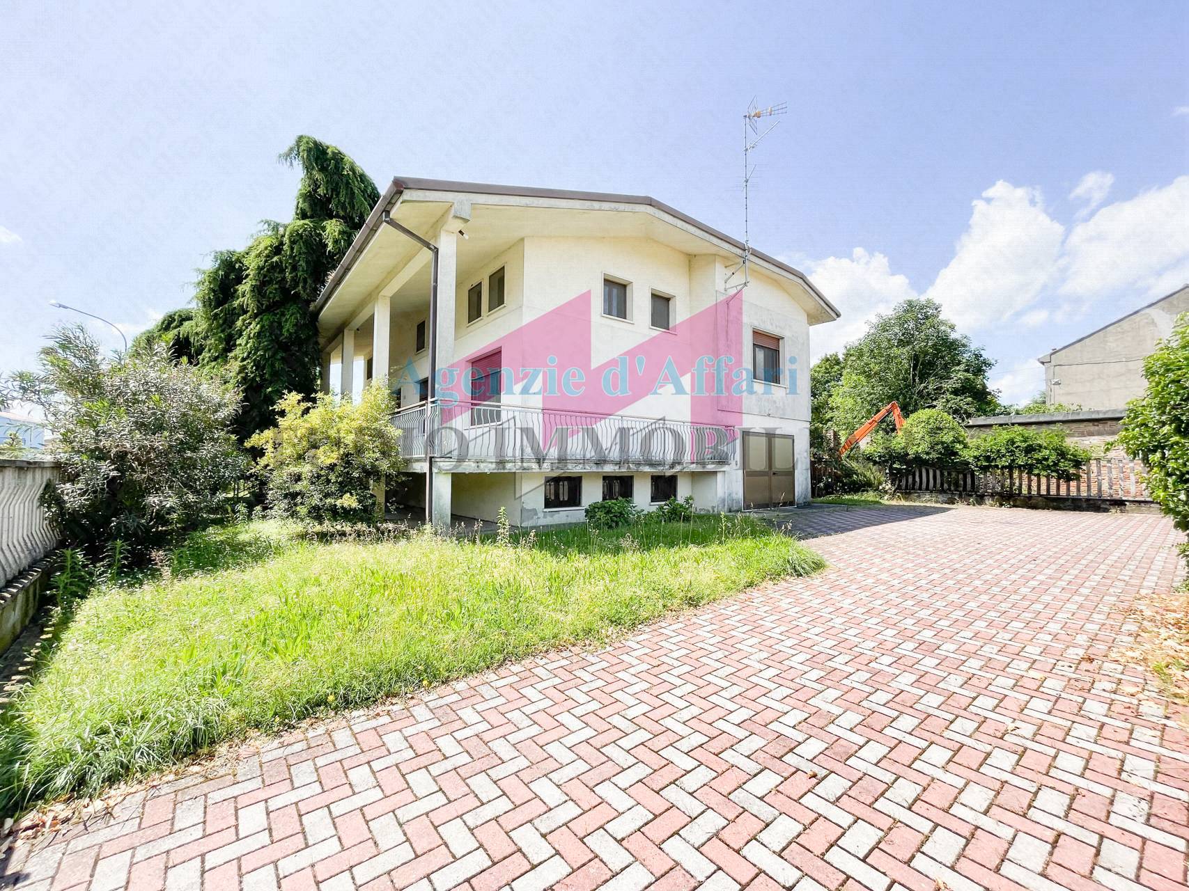 Villa con terrazzo a Castelnovo Bariano