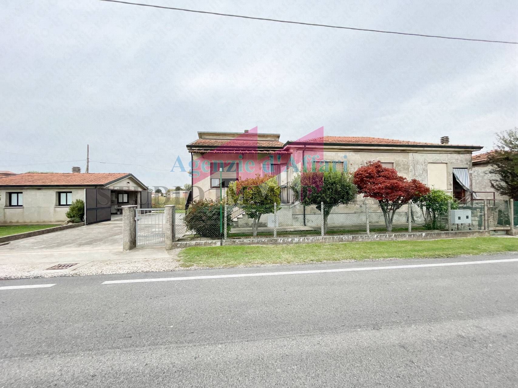 Casa indipendente con box doppio a Castelnovo Bariano