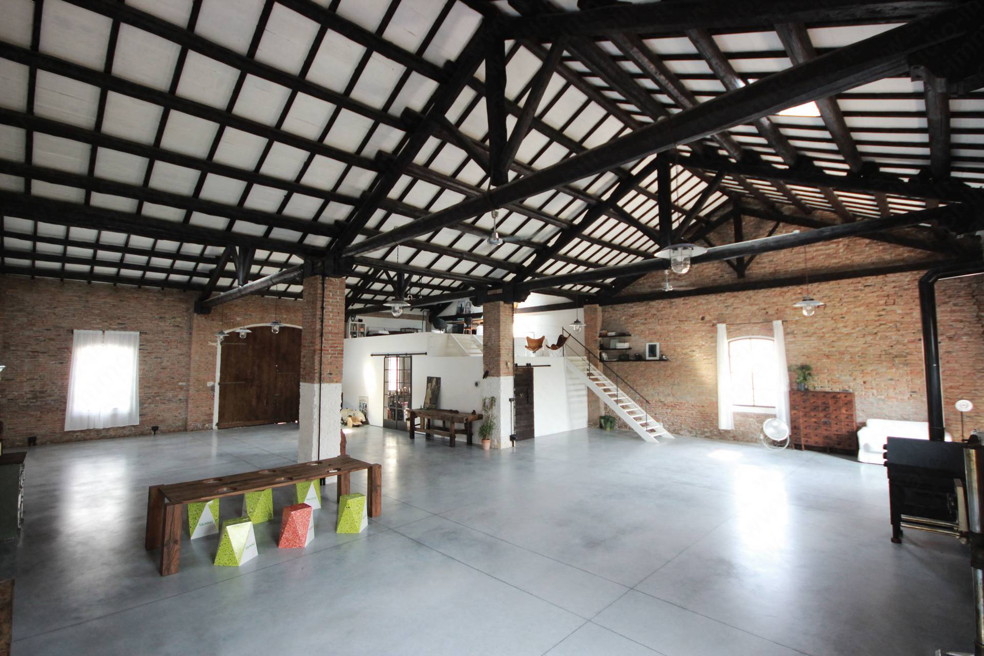 Locale commerciale in affitto a Castelmassa