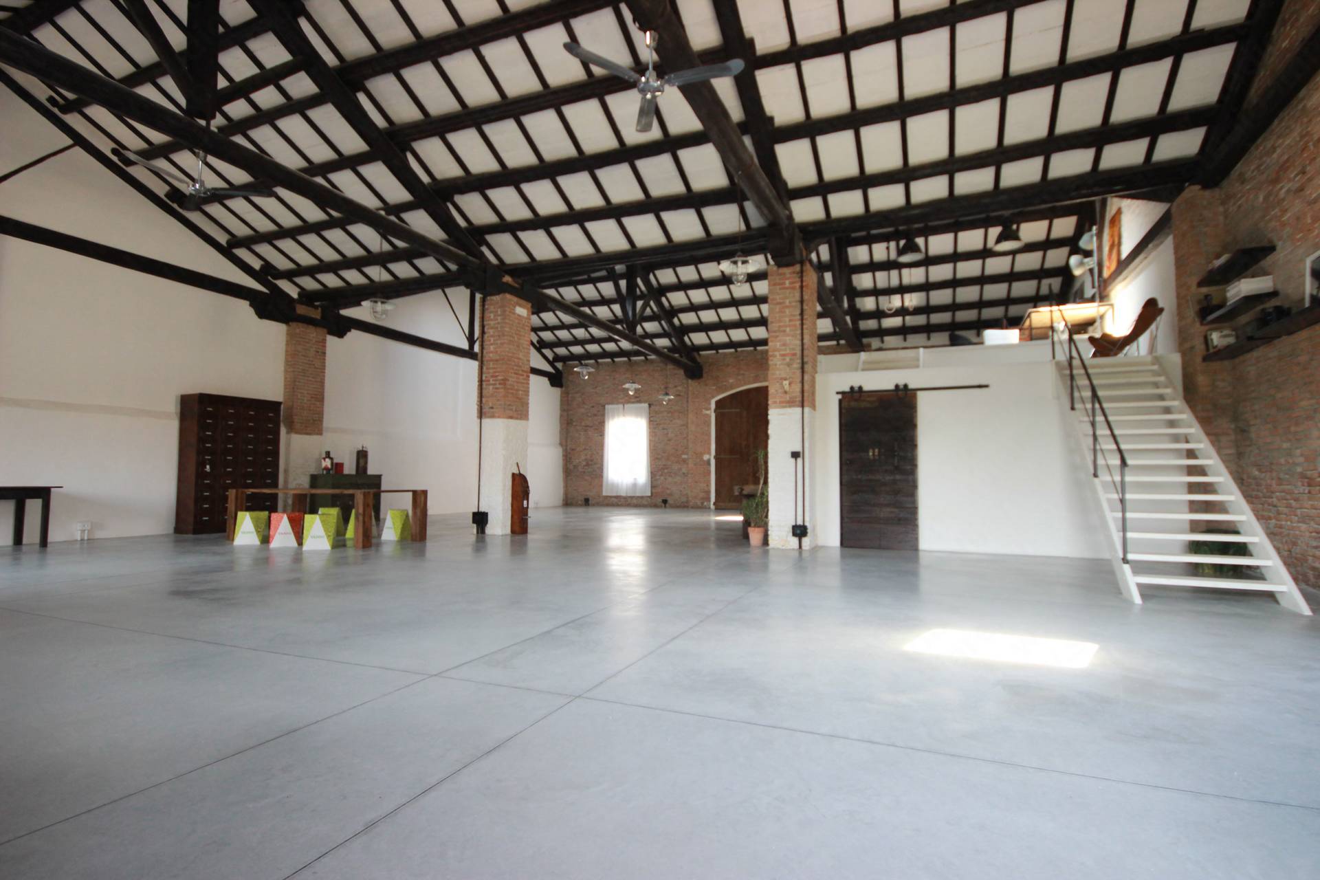 Locale commerciale in affitto a Castelmassa