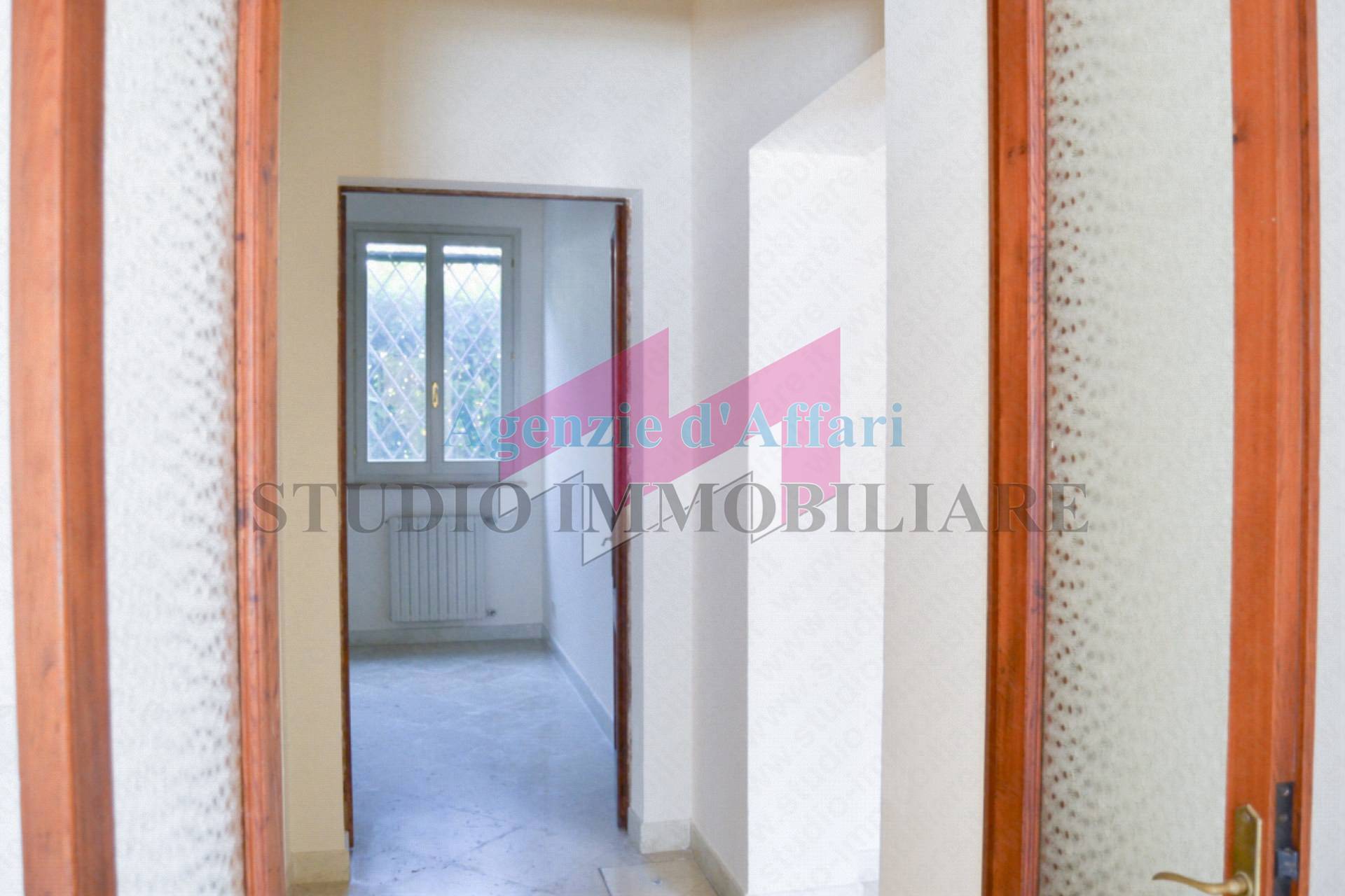 Locale commerciale in affitto a Castelmassa