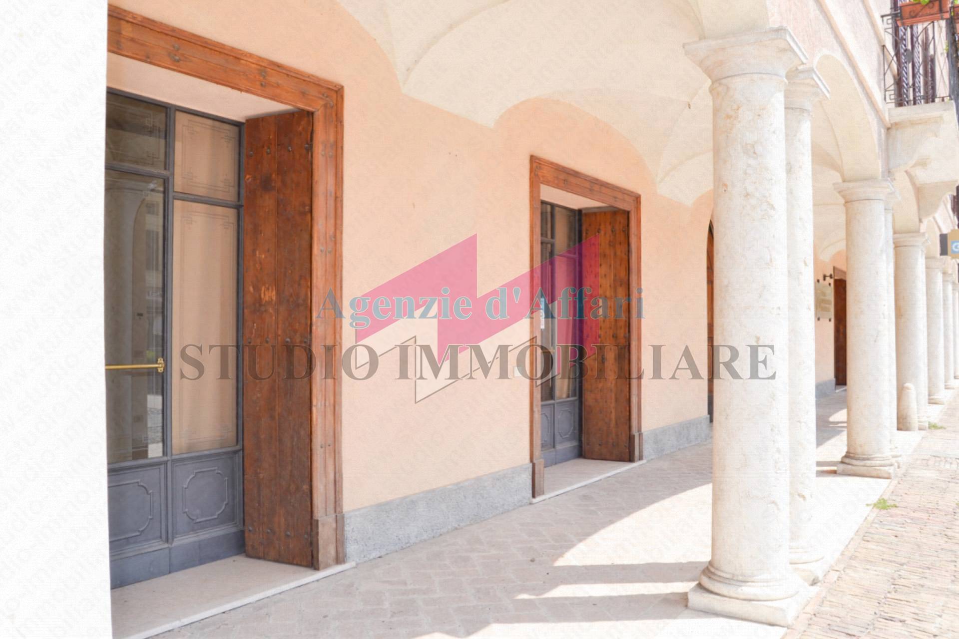 Locale commerciale in affitto a Castelmassa