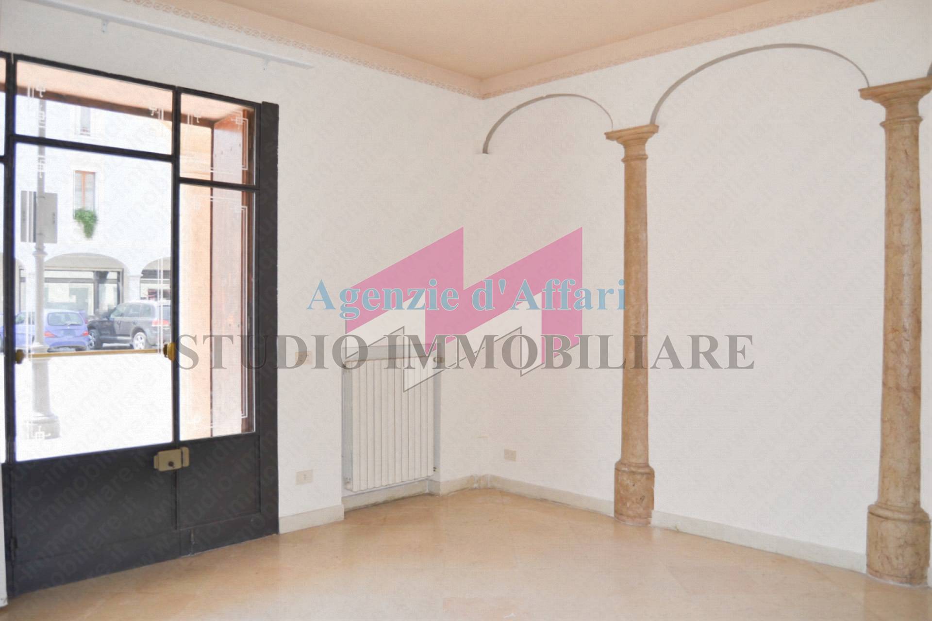 Locale commerciale in affitto a Castelmassa