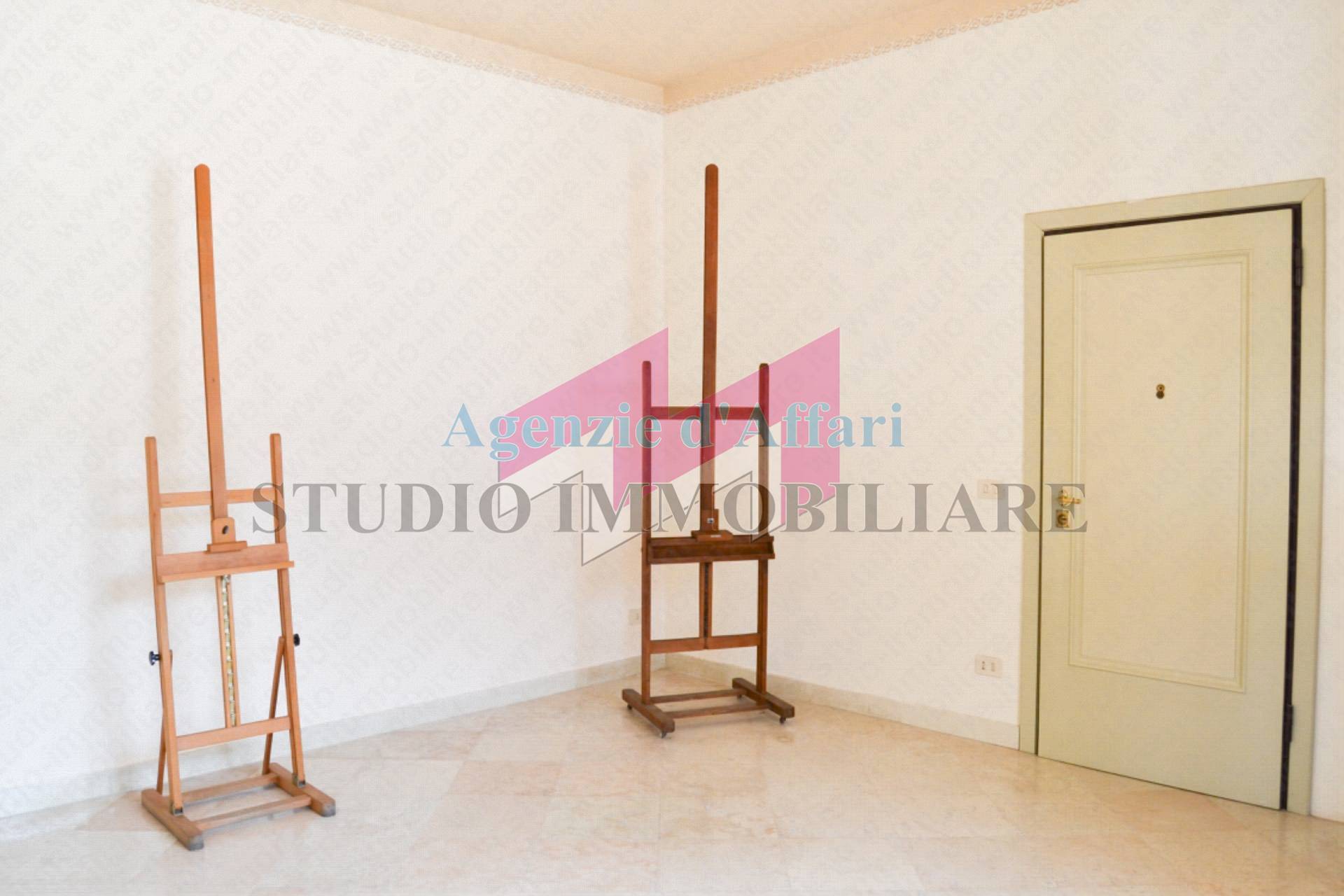 Locale commerciale in affitto a Castelmassa