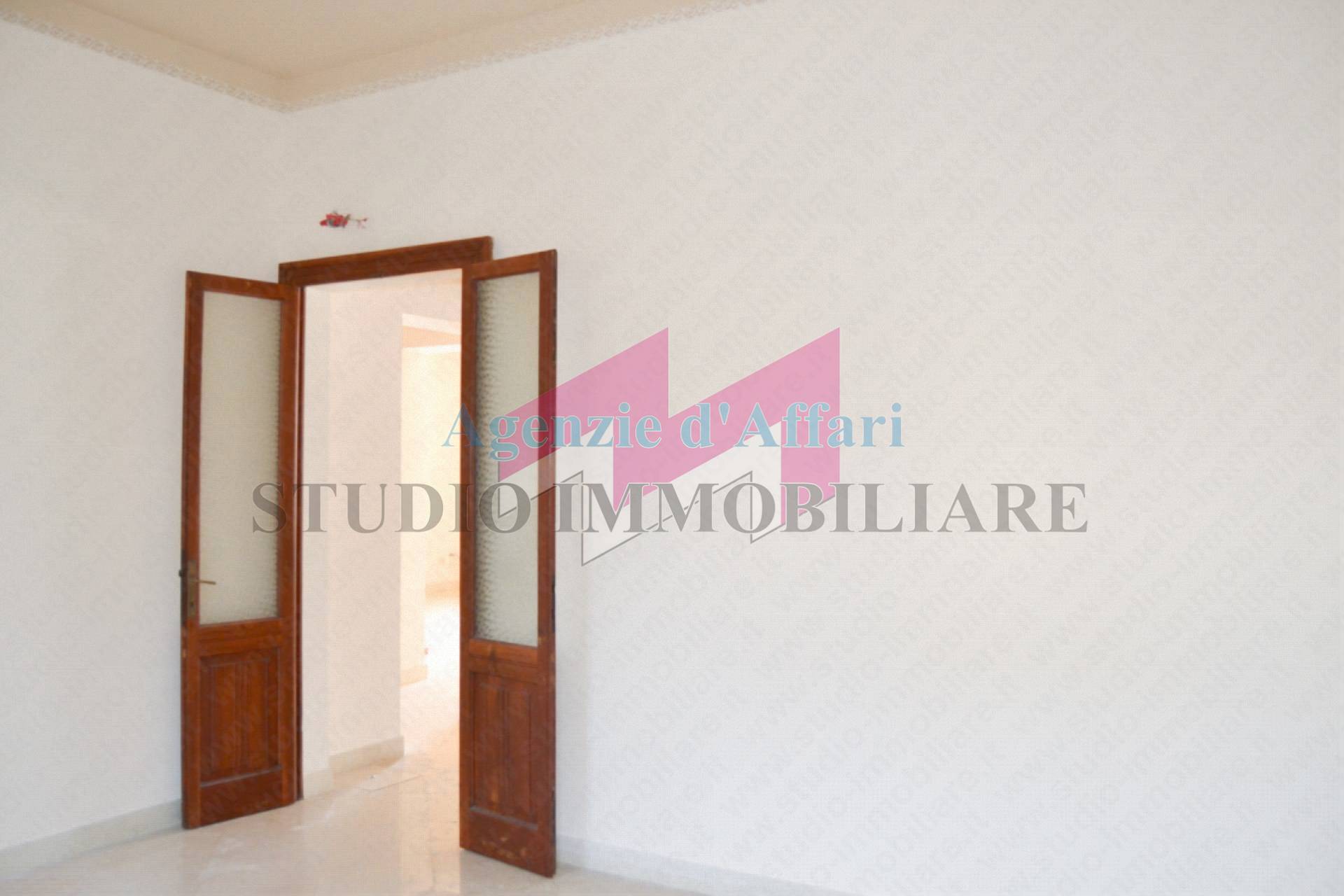 Locale commerciale in affitto a Castelmassa