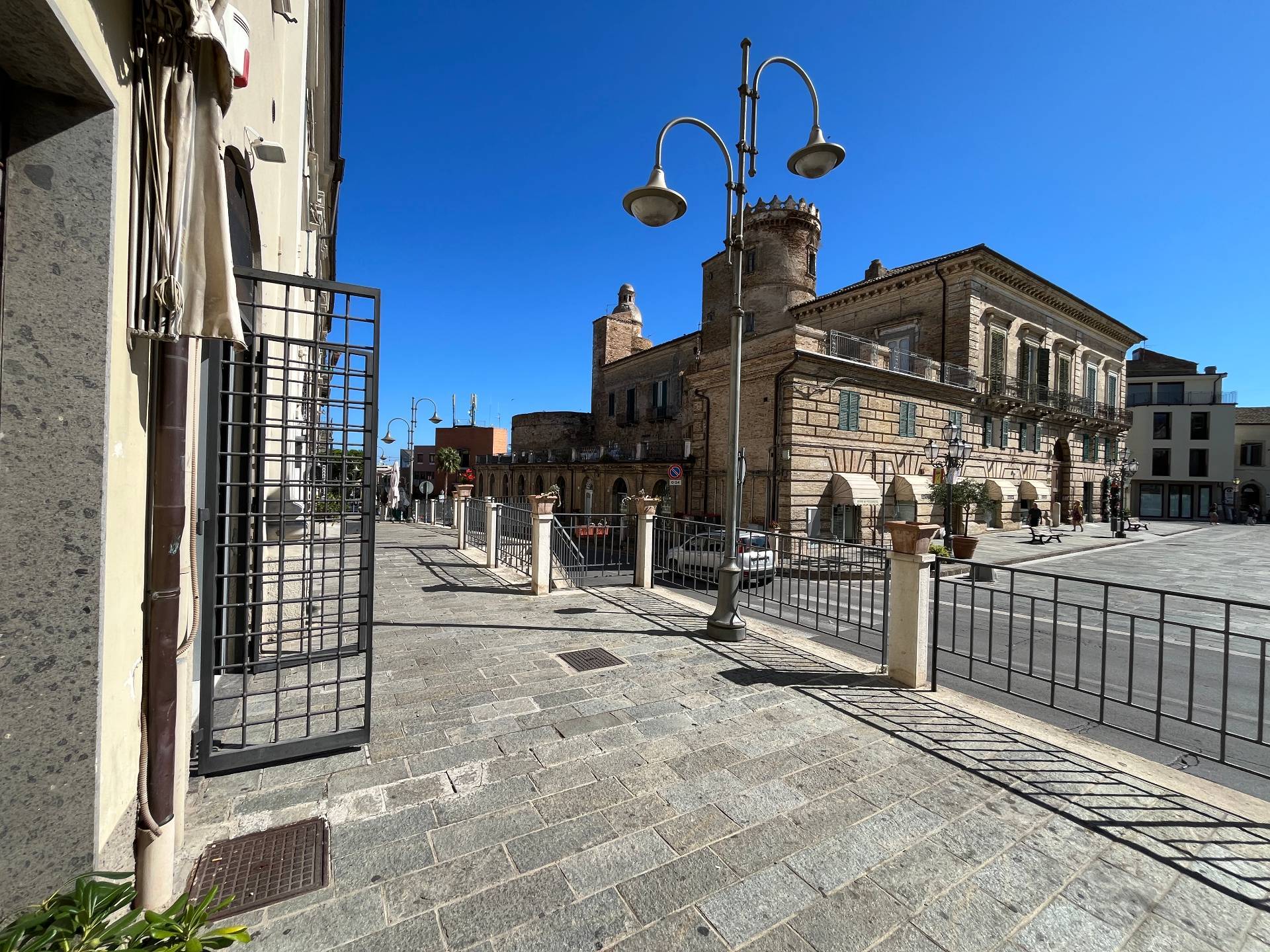 LOCALE COMMERCIALE/RISTORAZIONE in affitto a Vasto, ZONA CENTRALE