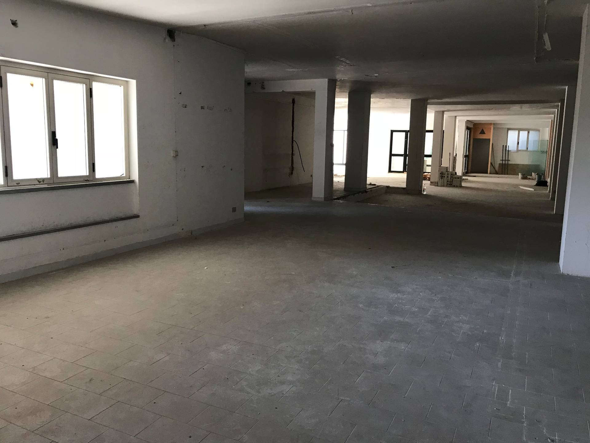 Locale commerciale in vendita a Vasto, ZONA SEMICENTRALE