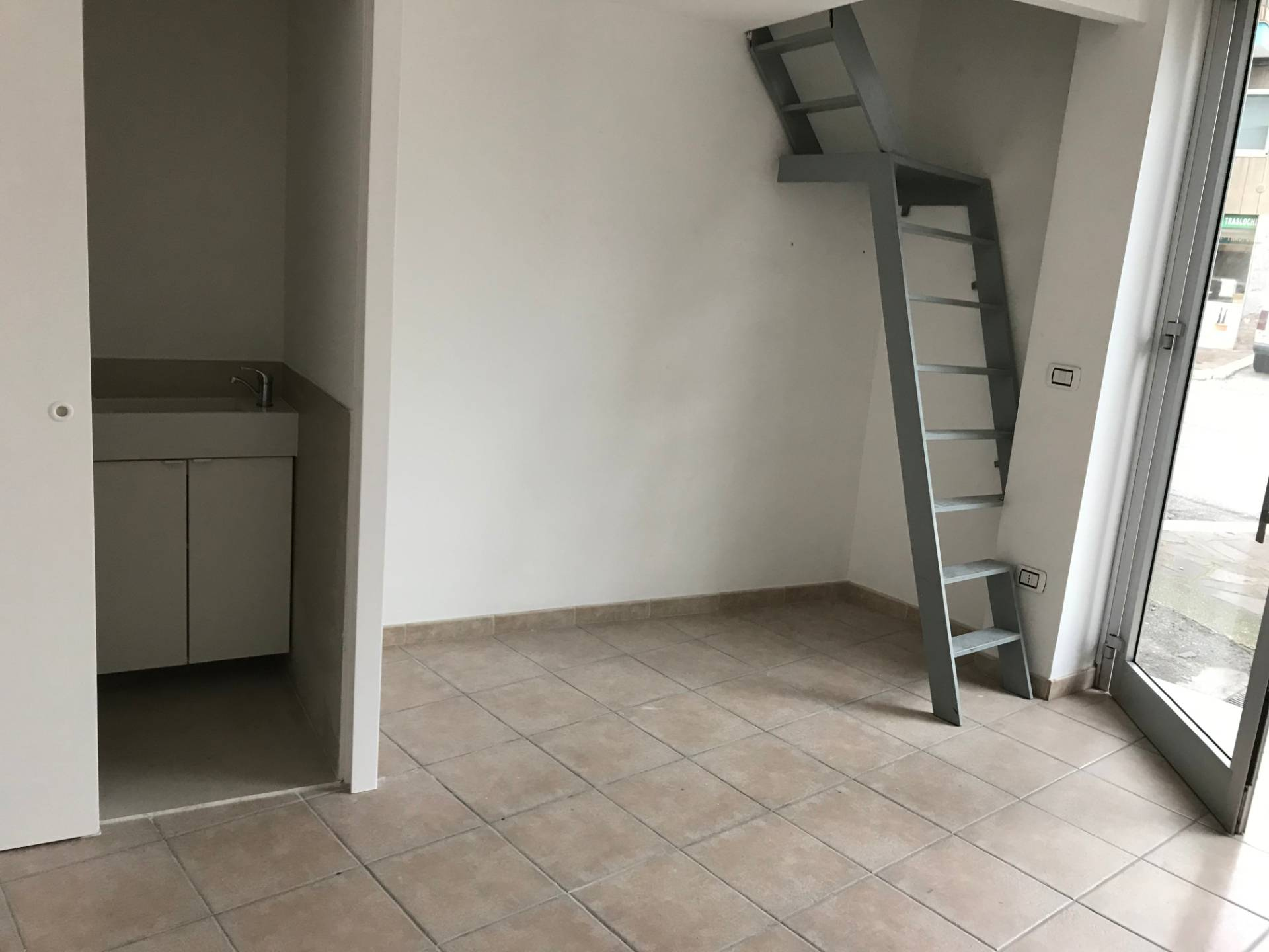 Locale commerciale in affitto a Vasto, ZONA CENTRALE