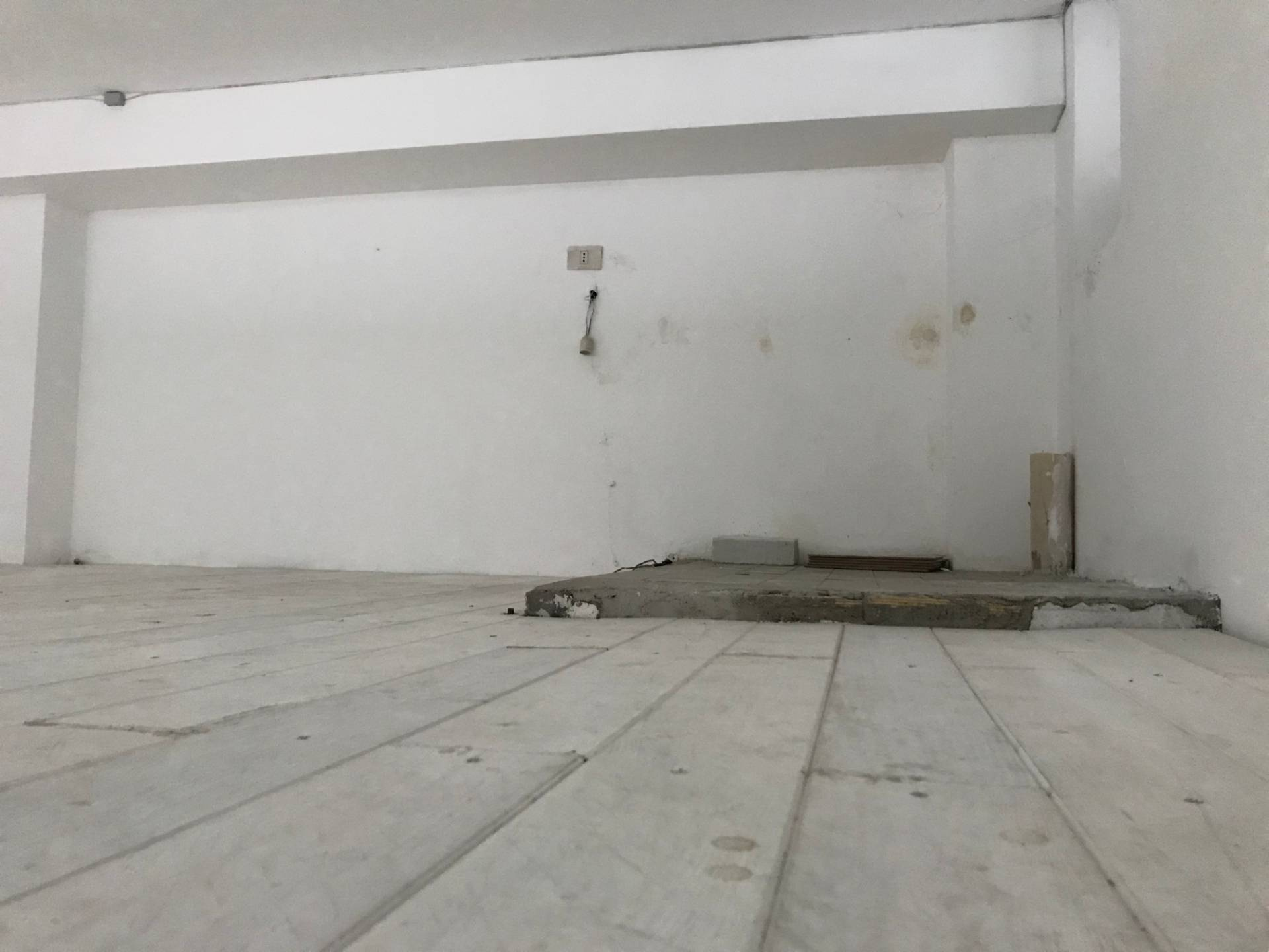 Locale commerciale in affitto a Vasto, ZONA CENTRALE