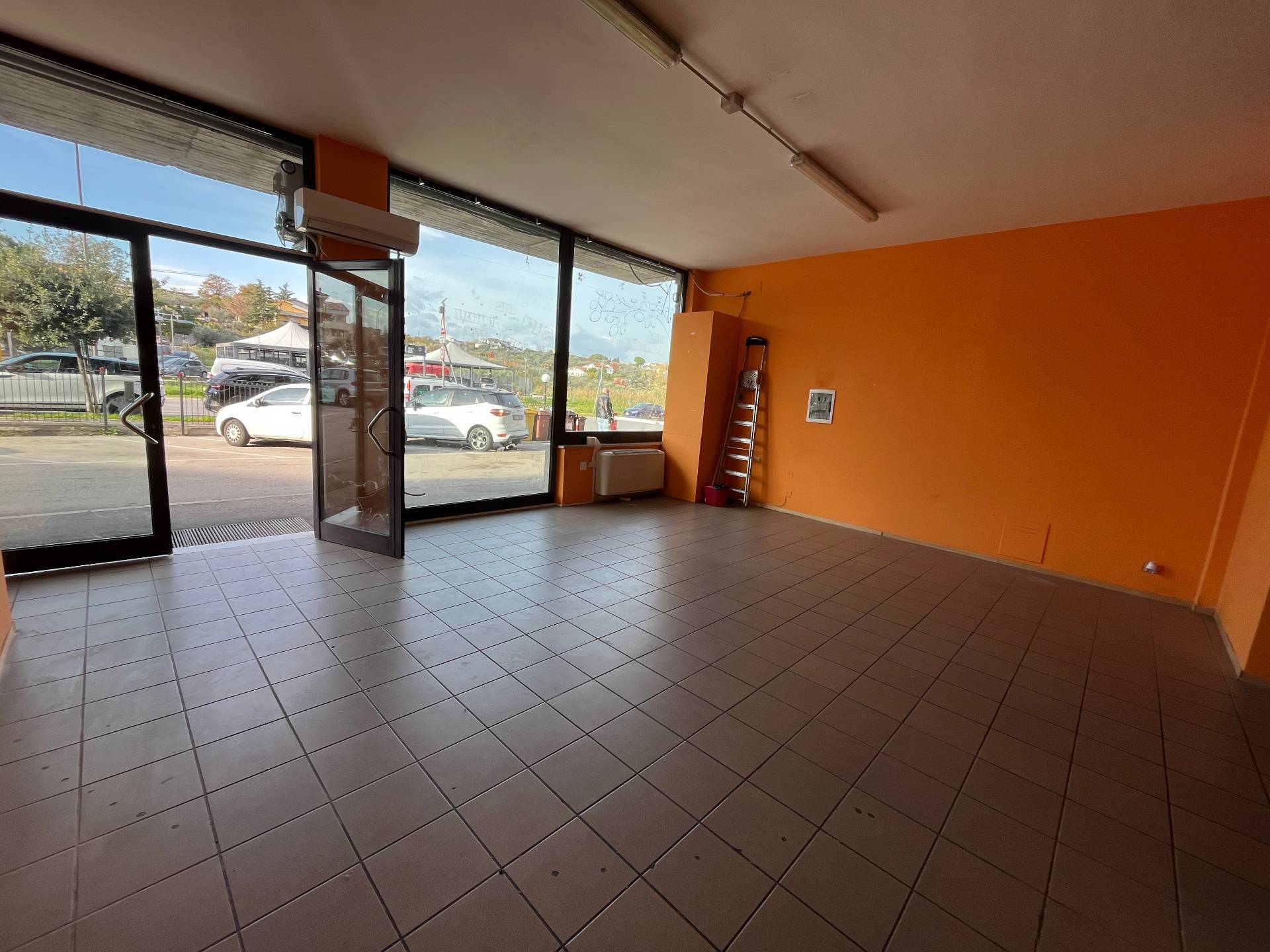 Locale commerciale in affitto a Vasto, ZONA SEMICENTRALE