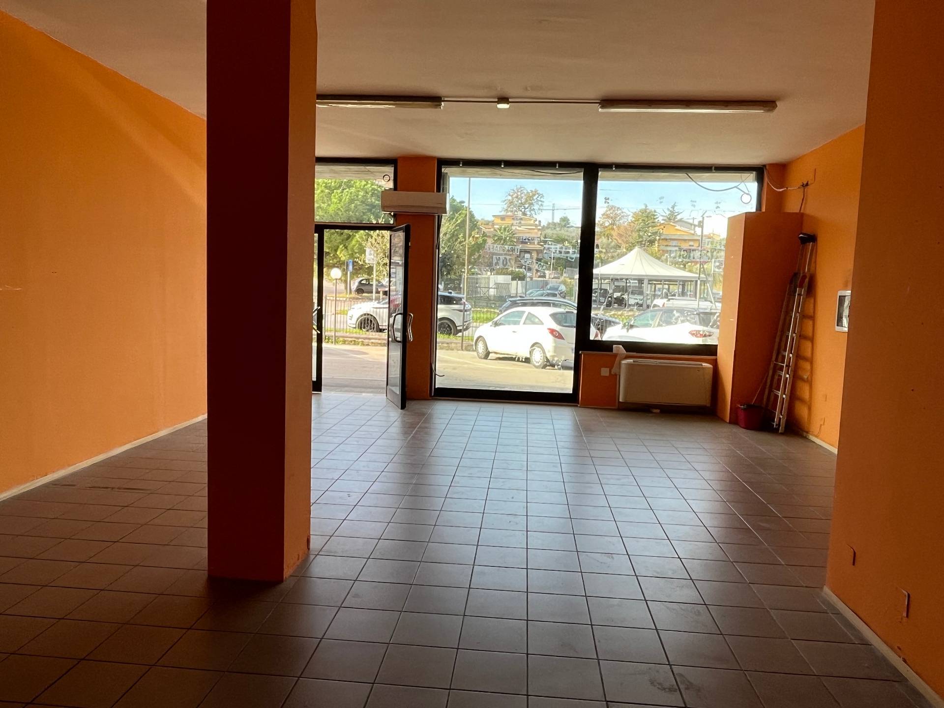 Locale commerciale in affitto a Vasto, ZONA SEMICENTRALE