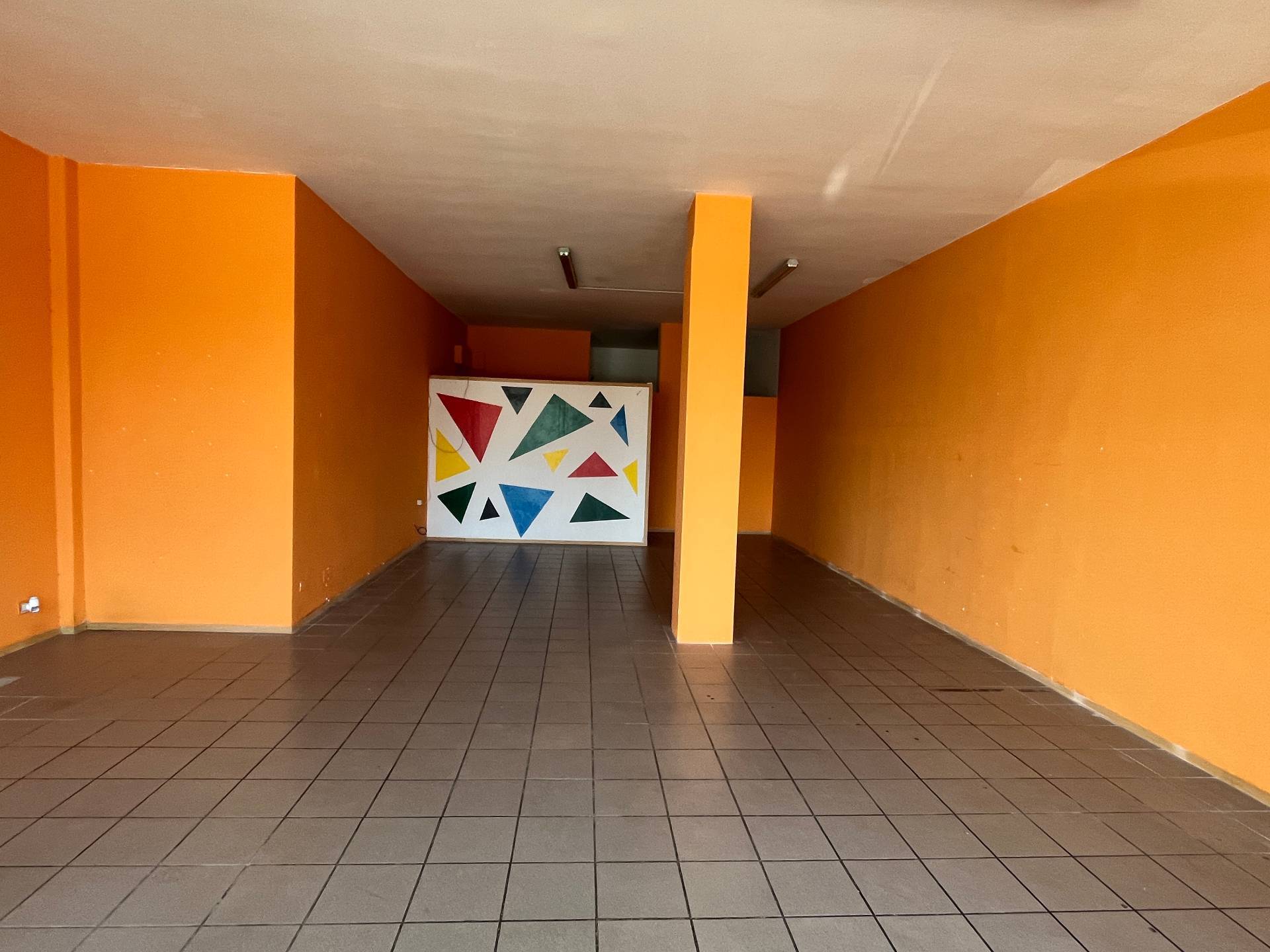 Locale commerciale in affitto a Vasto, ZONA SEMICENTRALE