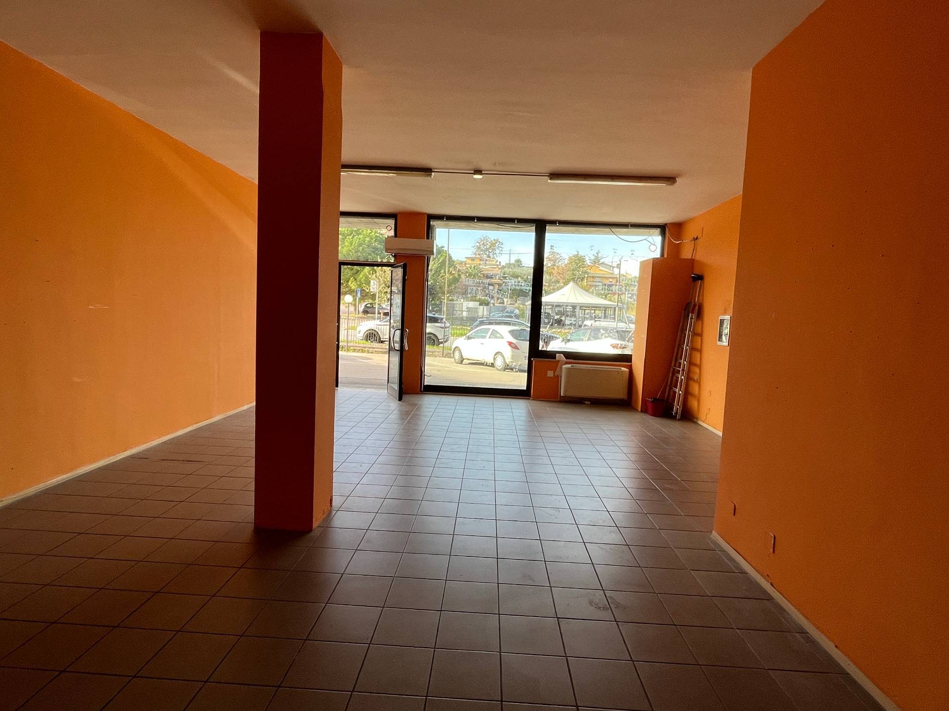 Locale commerciale in affitto a Vasto, ZONA SEMICENTRALE