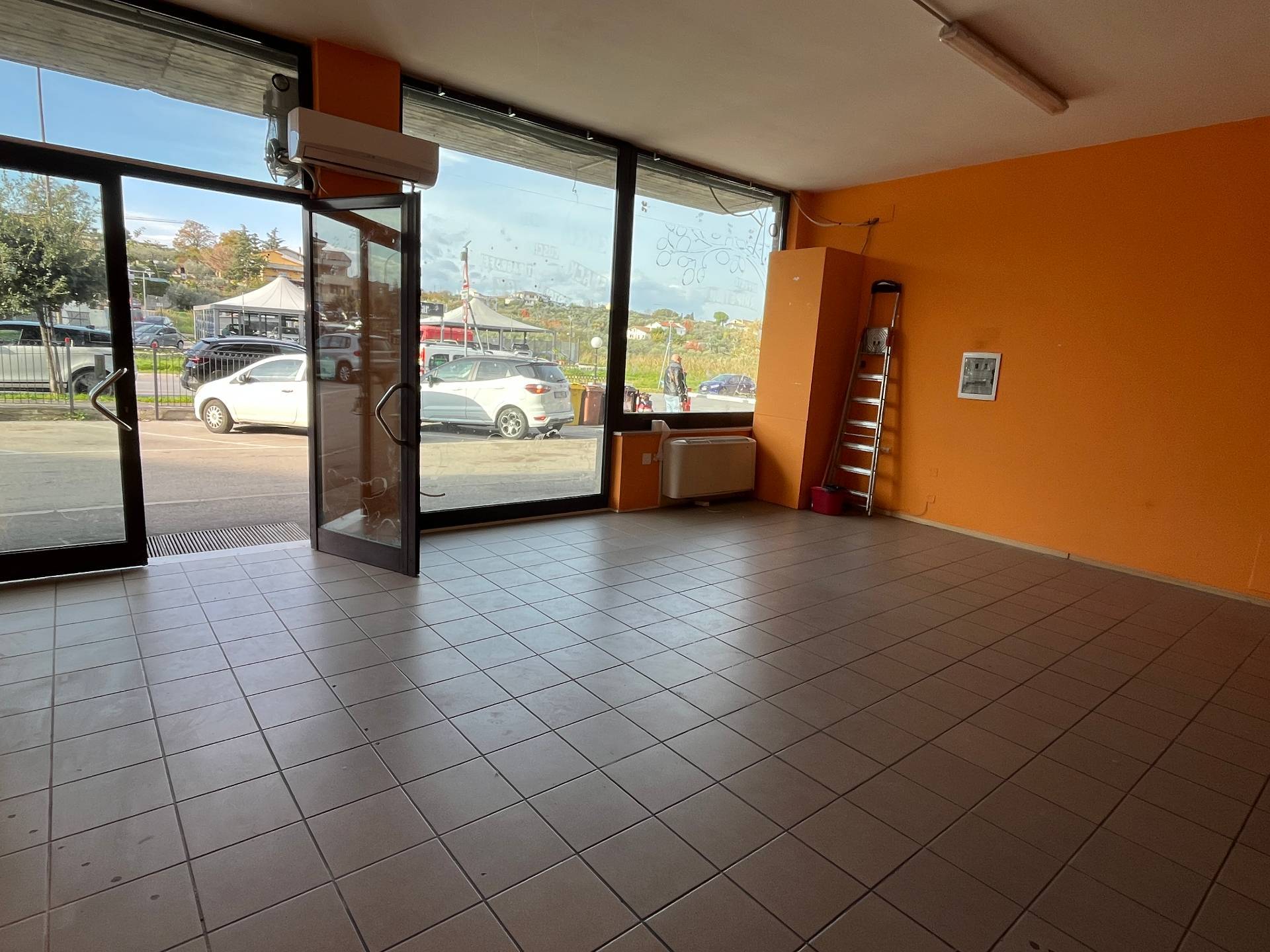 Locale commerciale in affitto a Vasto, ZONA SEMICENTRALE