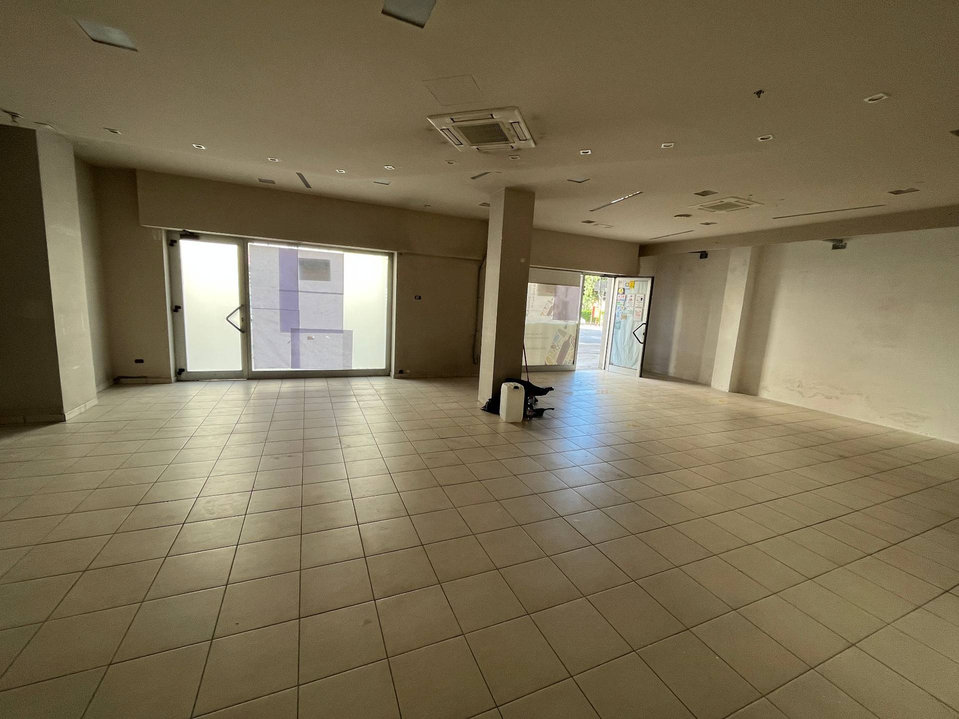 Locale commerciale in affitto a Vasto, ZONA CENTRALE