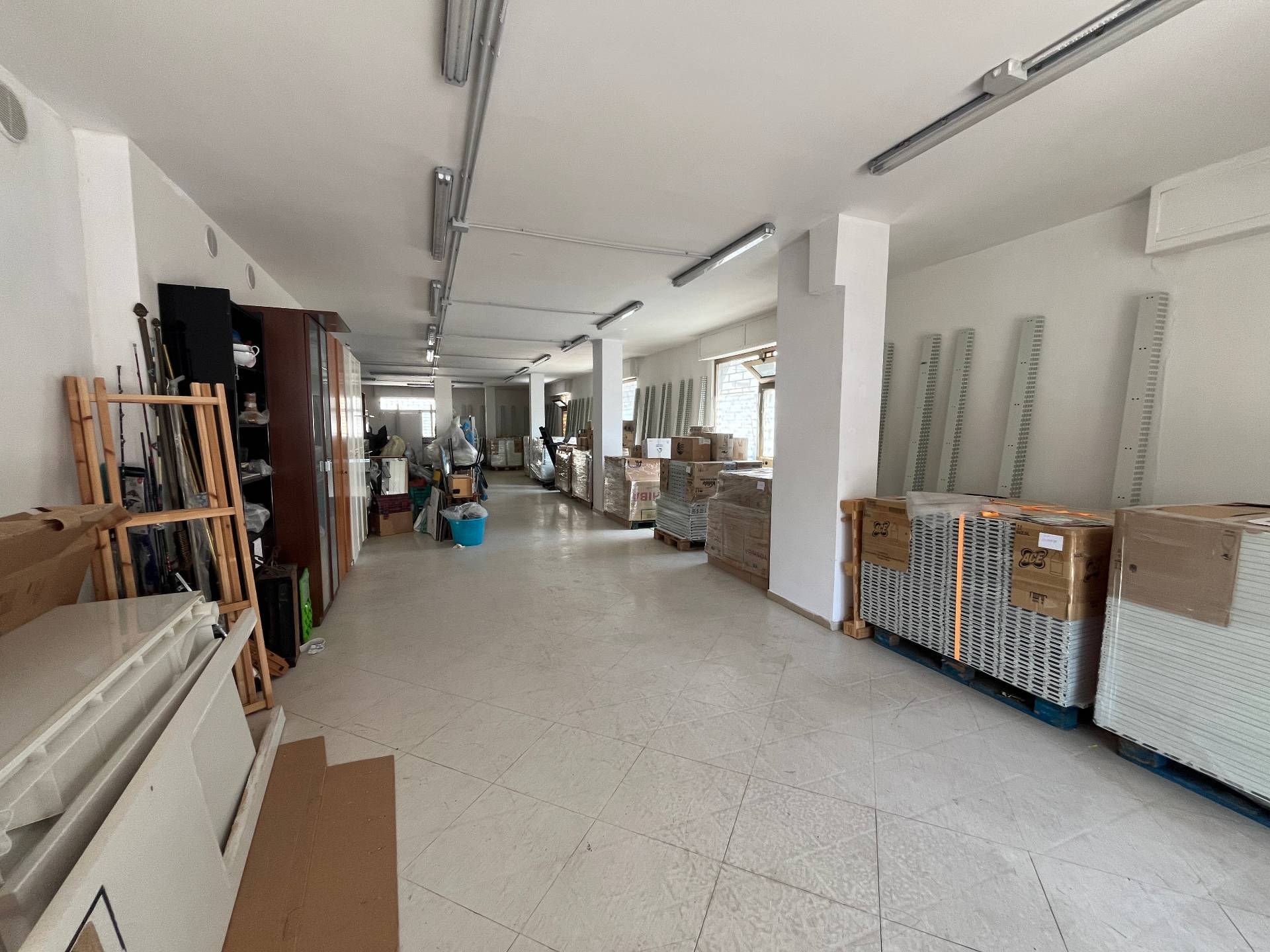 Locale commerciale in vendita a Vasto, ZONA SEMICENTRALE