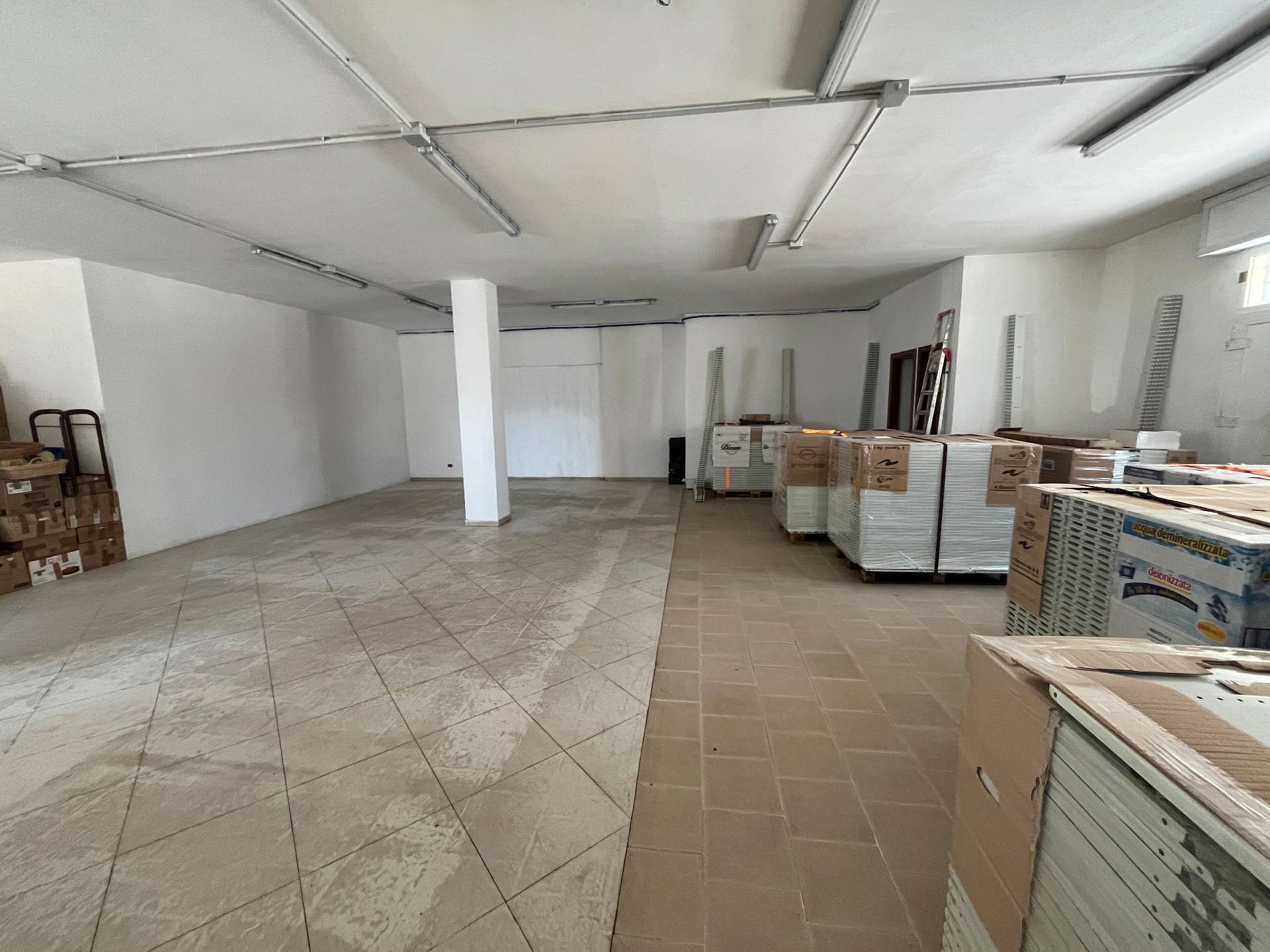 Locale commerciale in vendita a Vasto, ZONA SEMICENTRALE