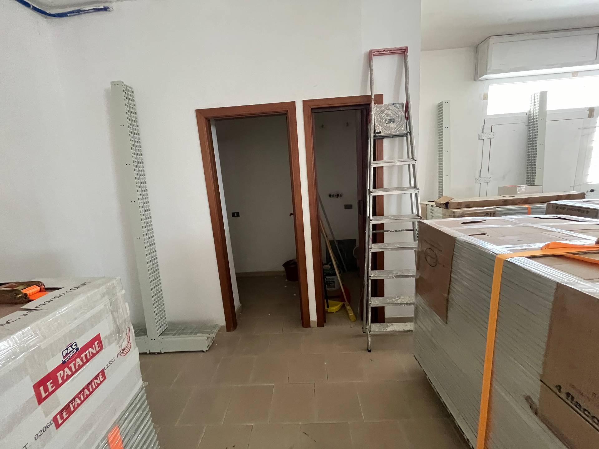 Locale commerciale in vendita a Vasto, ZONA SEMICENTRALE