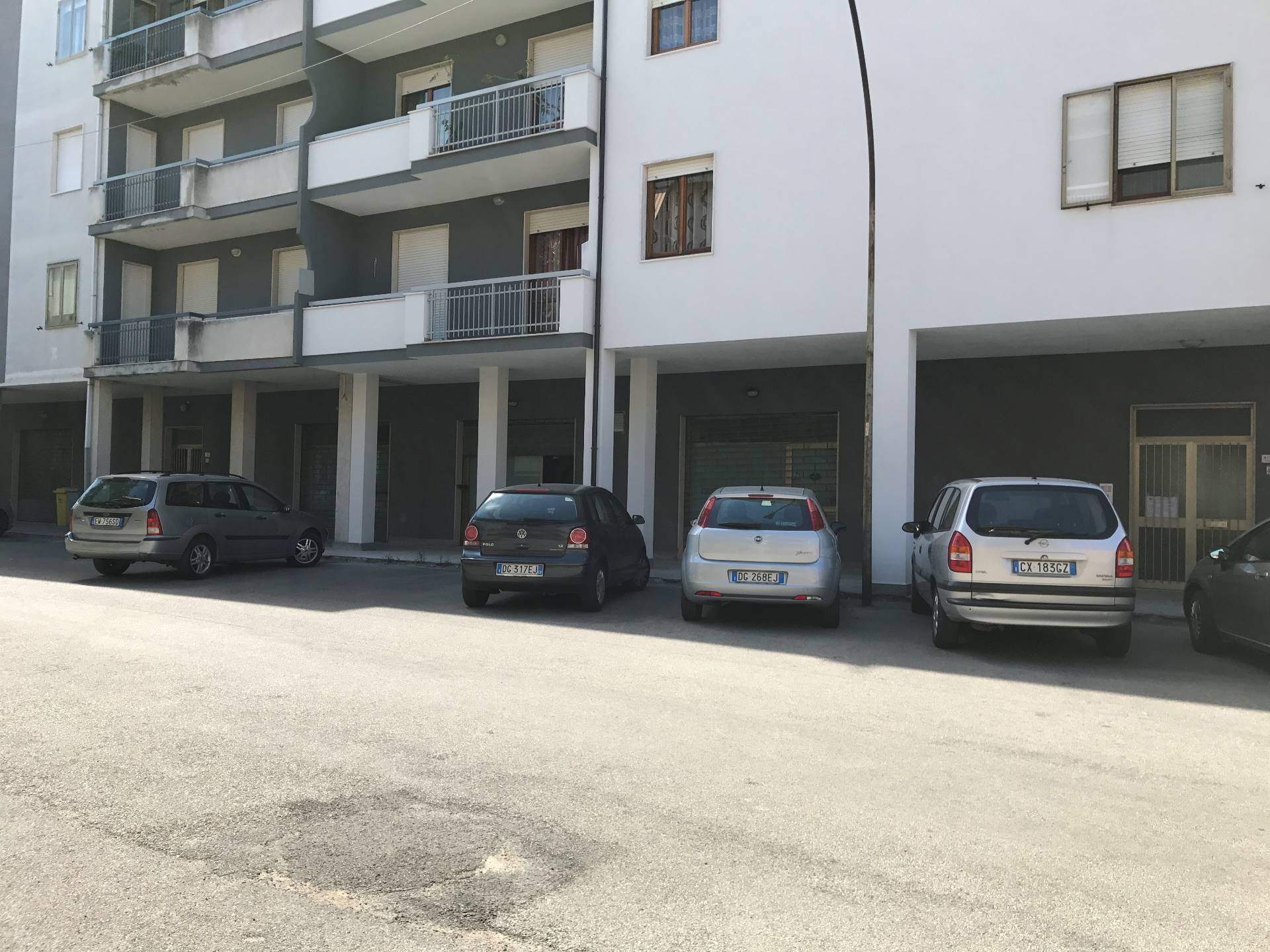 Locale commerciale in vendita a Vasto, ZONA SEMICENTRALE