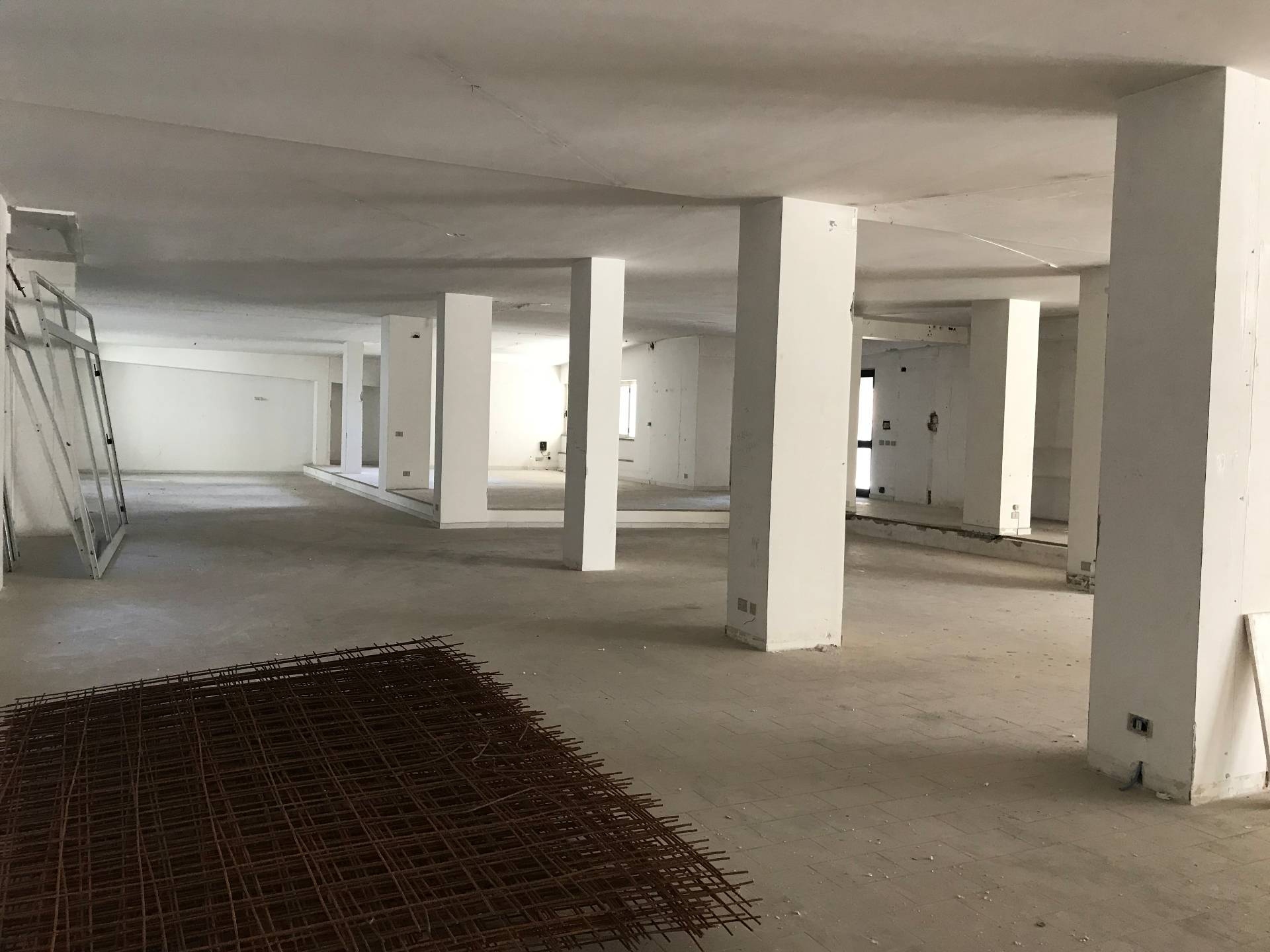 Locale commerciale in vendita a Vasto, ZONA SEMICENTRALE