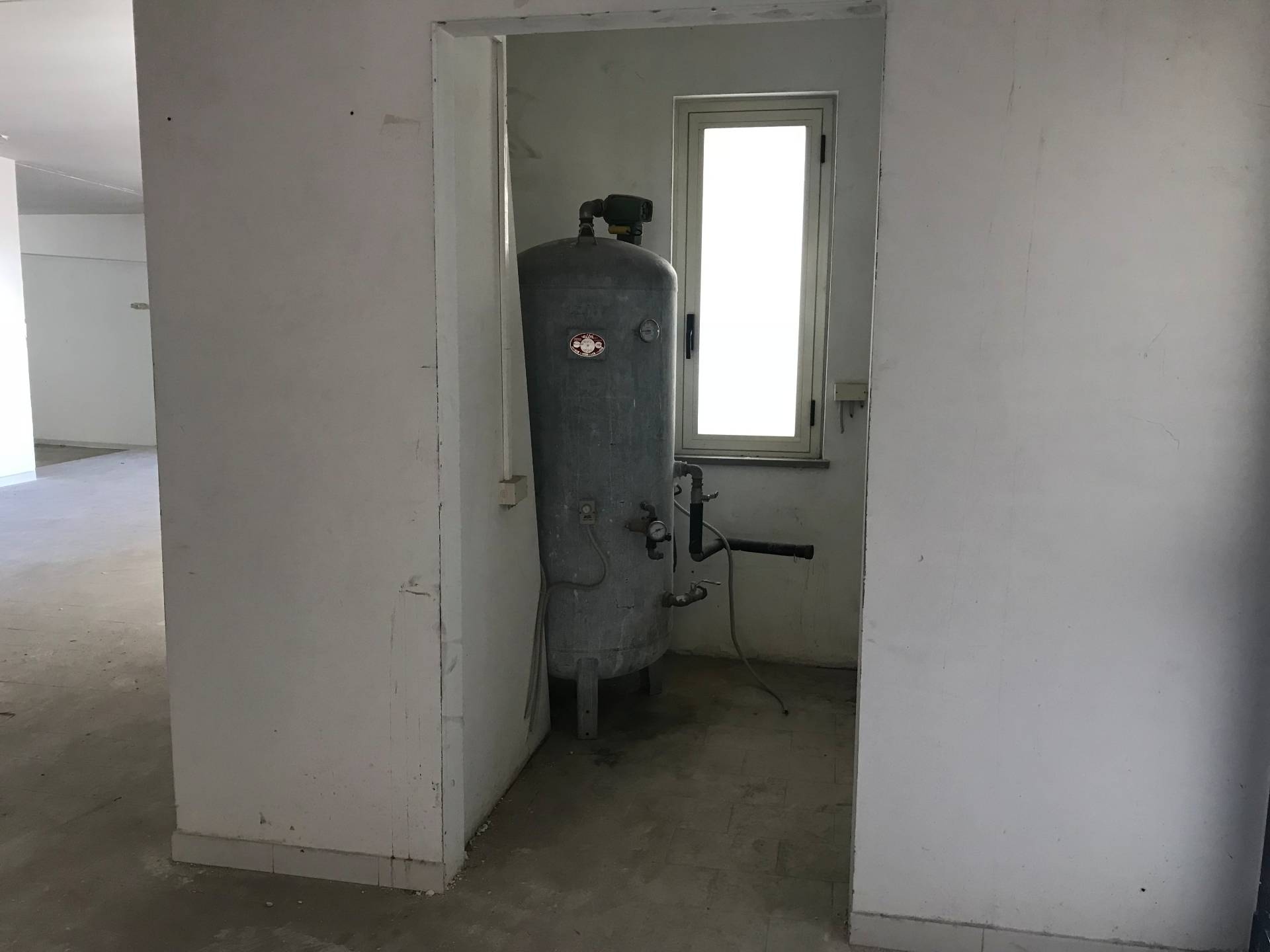 Locale commerciale in vendita a Vasto, ZONA SEMICENTRALE