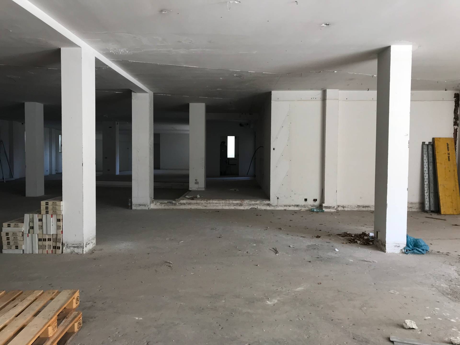 Locale commerciale in vendita a Vasto, ZONA SEMICENTRALE