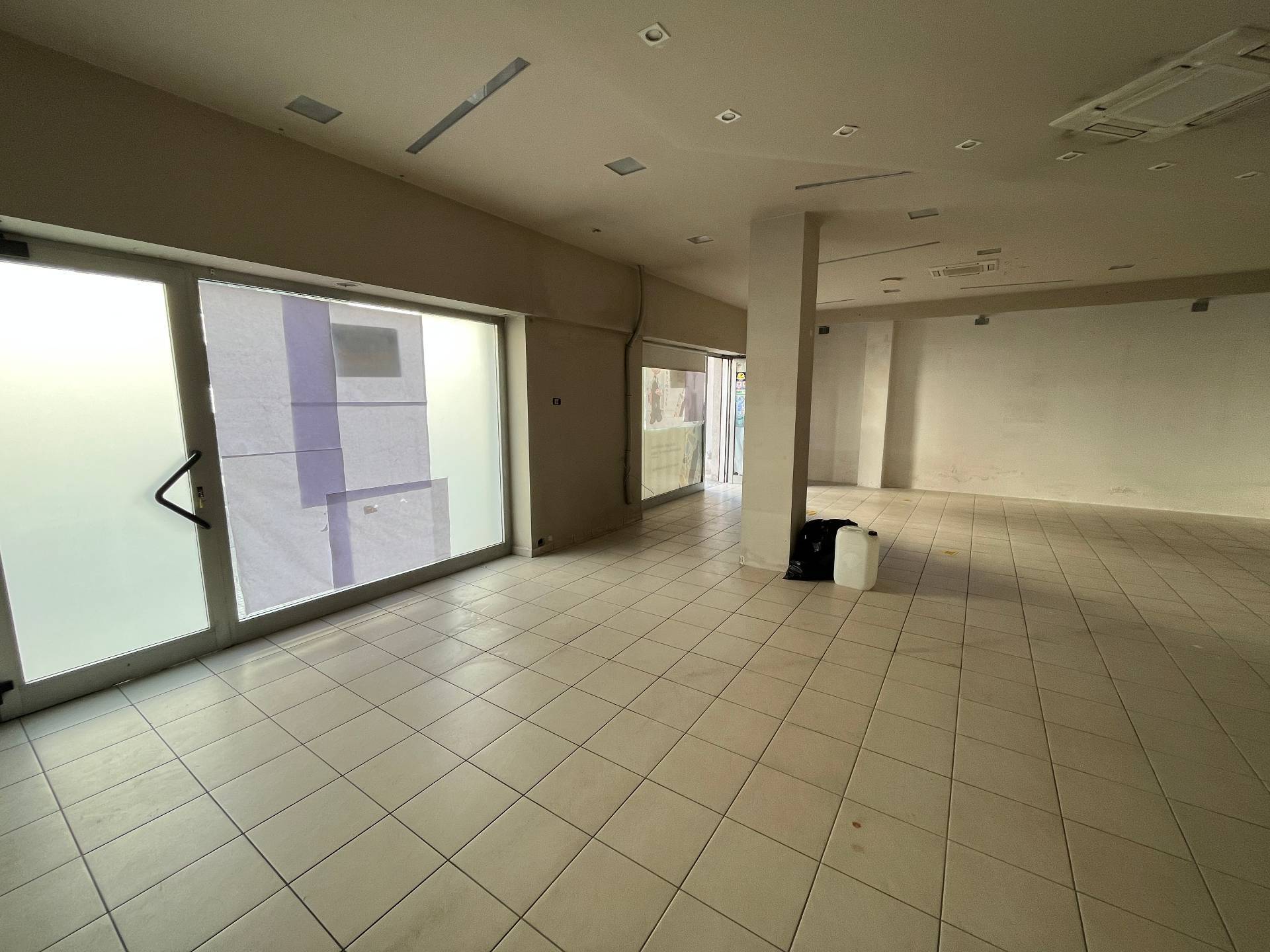 Locale commerciale in affitto a Vasto, ZONA CENTRALE