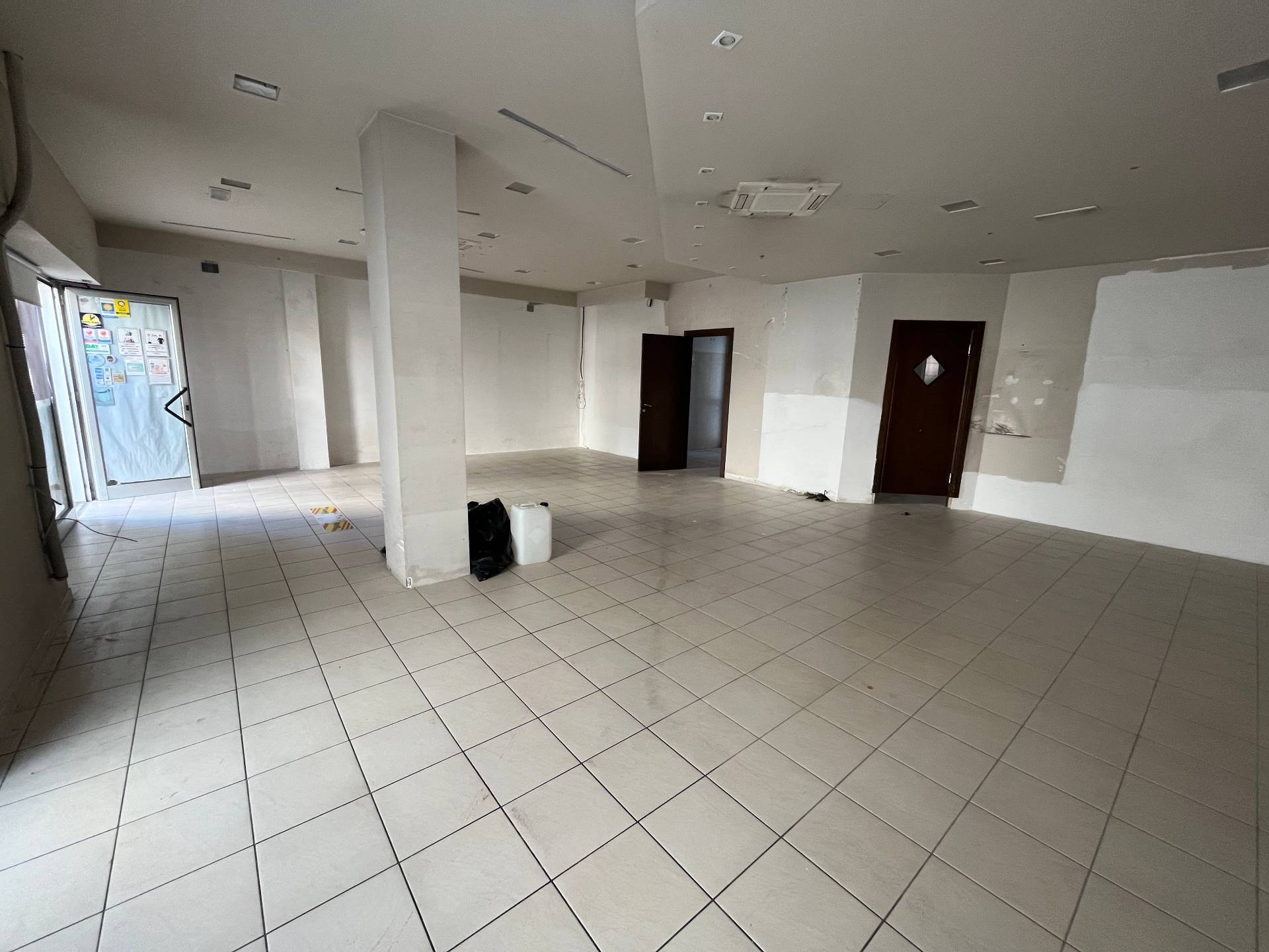 Locale commerciale in affitto a Vasto, ZONA CENTRALE