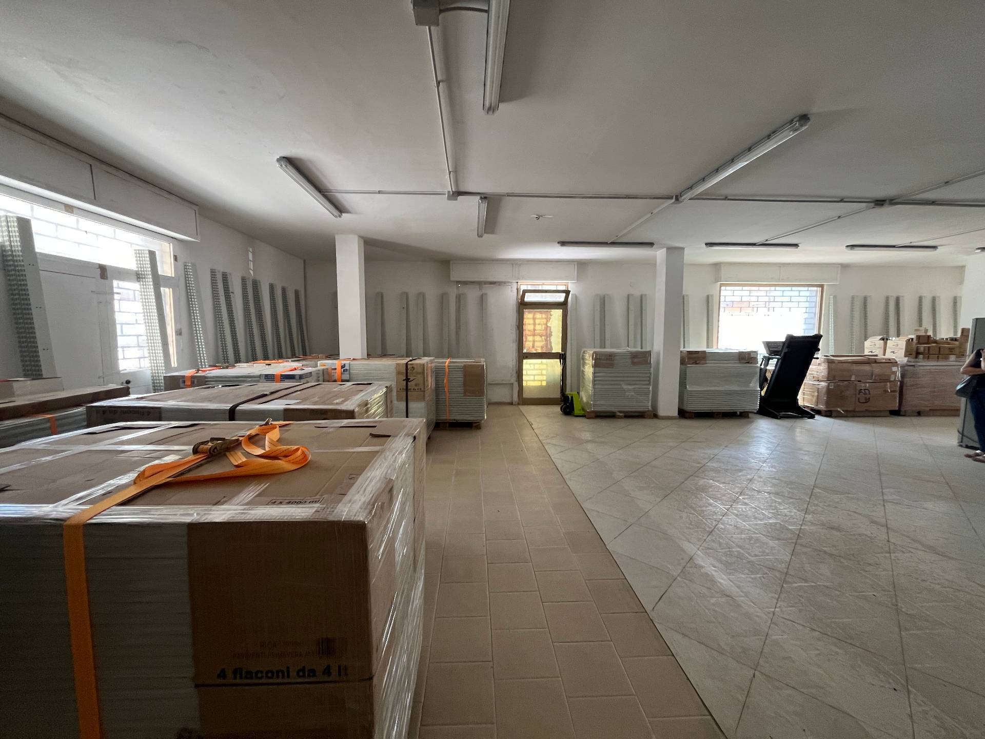 Locale commerciale in vendita a Vasto, ZONA SEMICENTRALE