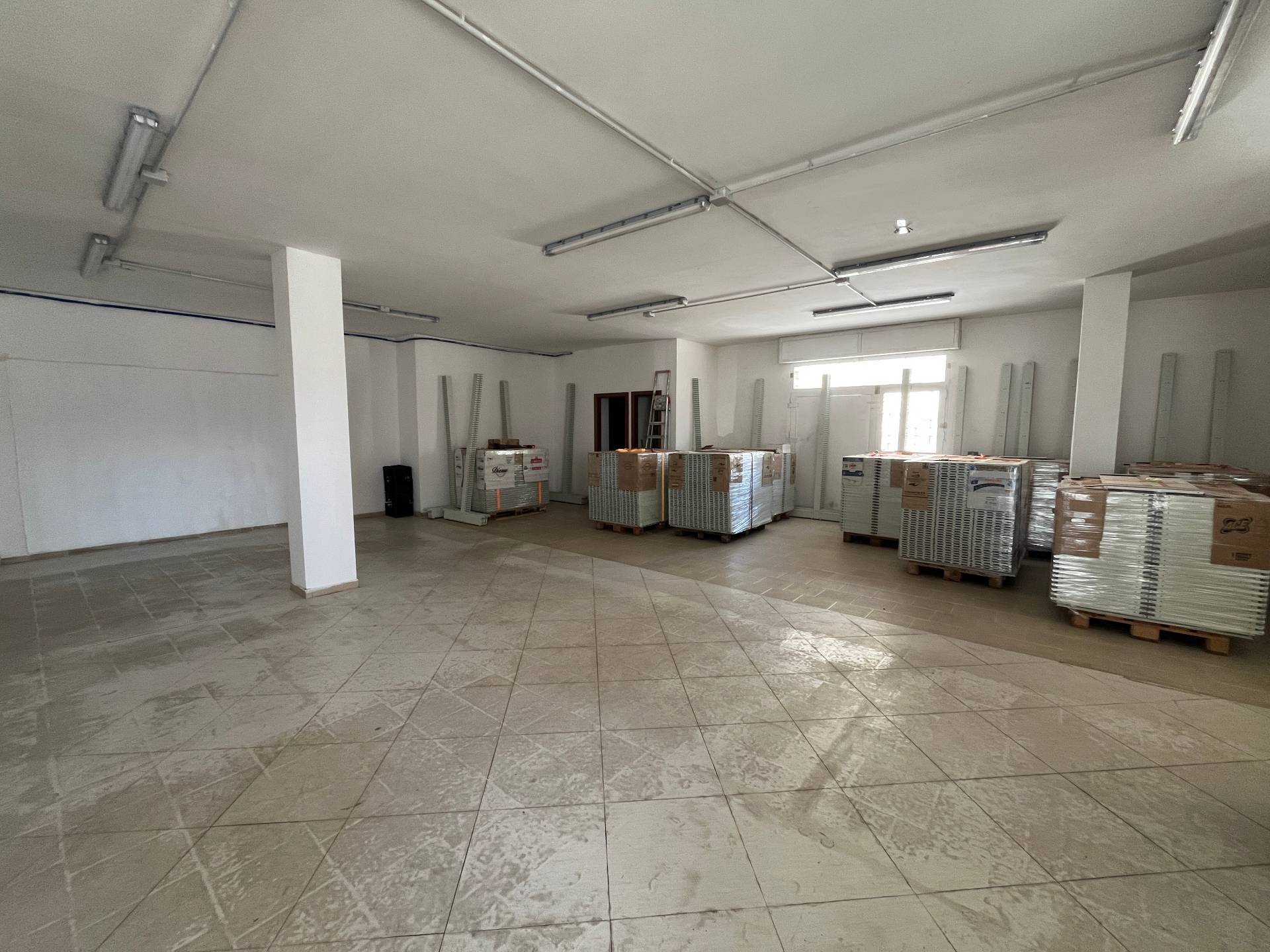 Locale commerciale in vendita a Vasto, ZONA SEMICENTRALE