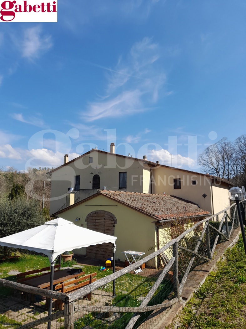 Quadrilocale con giardino a Poggibonsi