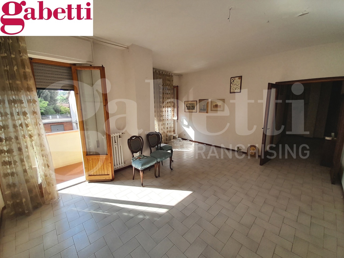 Quadrilocale con box a Poggibonsi