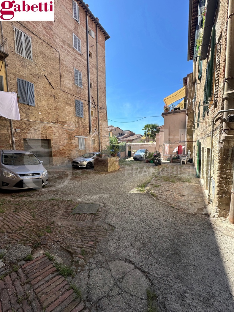 Appartamento con box a Siena
