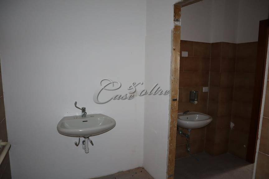 Negozio in vendita a Figino Serenza