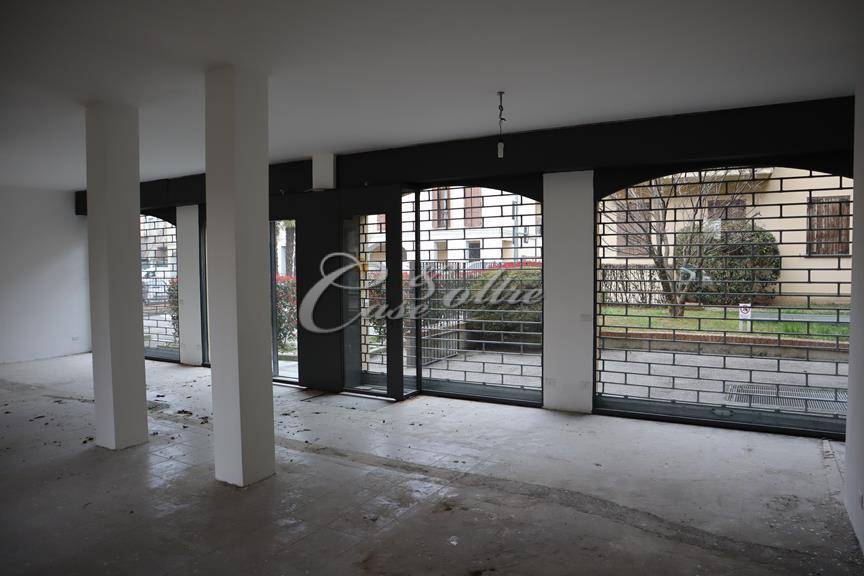 Negozio in vendita a Figino Serenza