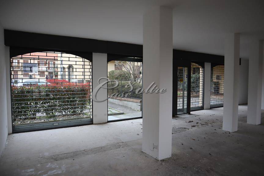 Negozio in vendita a Figino Serenza